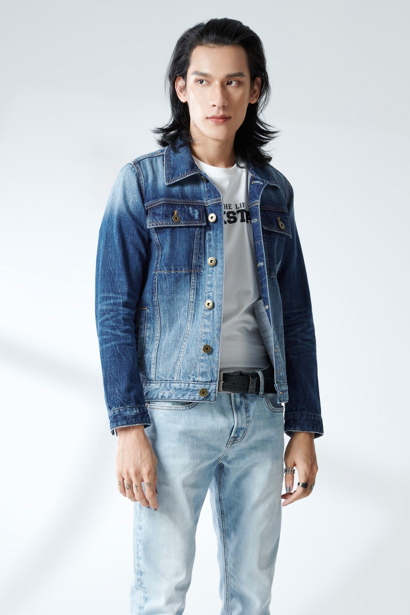 Áo khoác jean nam dáng rộng tay dài. Blue Faded Denim Jacket - 220MD4044F1