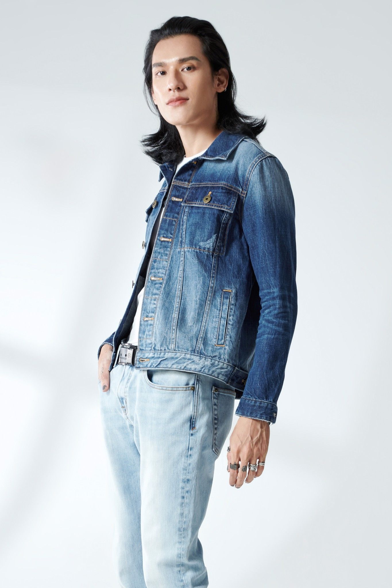Áo khoác jean nam dáng rộng tay dài. Blue Faded Denim Jacket - 220MD4044F1