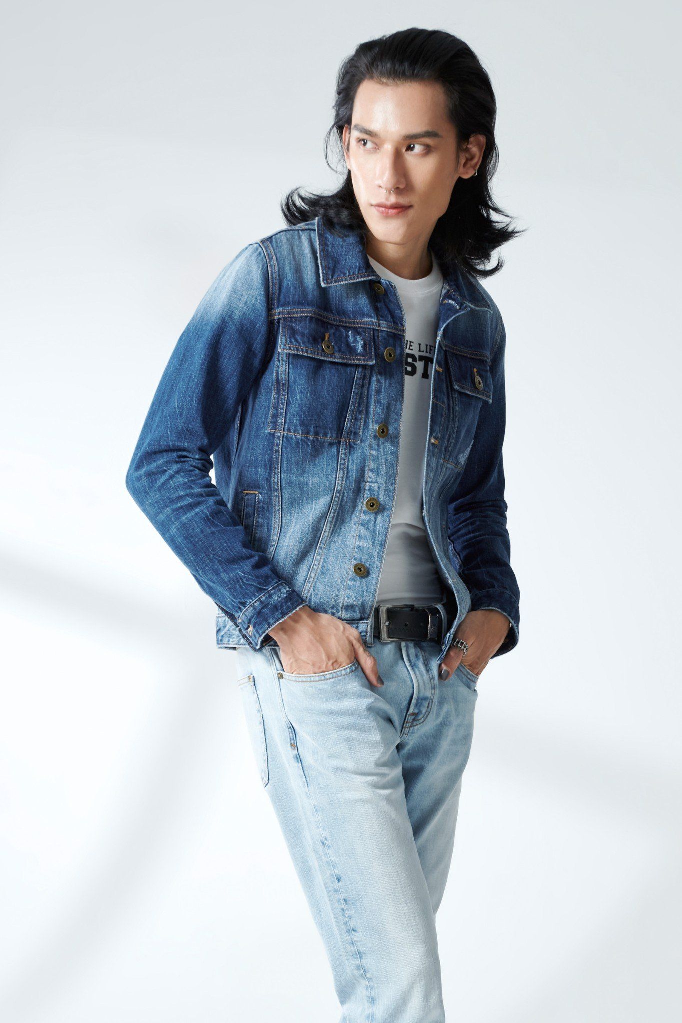 Áo khoác jean nam dáng rộng tay dài. Blue Faded Denim Jacket - 220MD4044F1