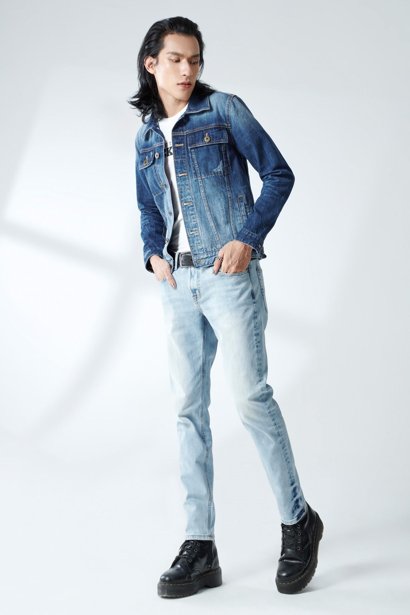 Áo khoác jean nam dáng rộng tay dài. Blue Faded Denim Jacket - 220MD4044F1