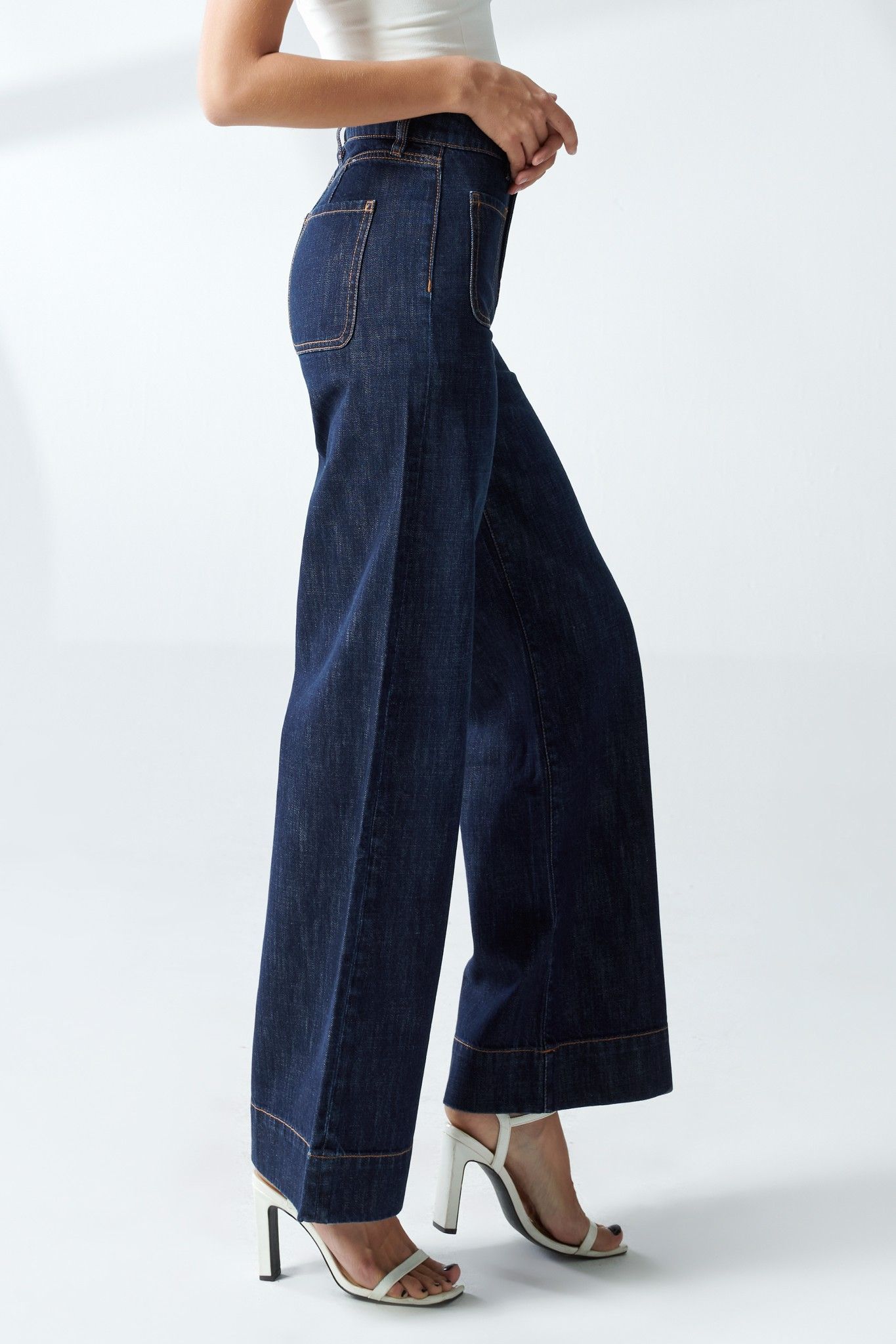 Quần jeans nữ dáng loe rộng. Premium Flared Jeans - 220WD1084P1