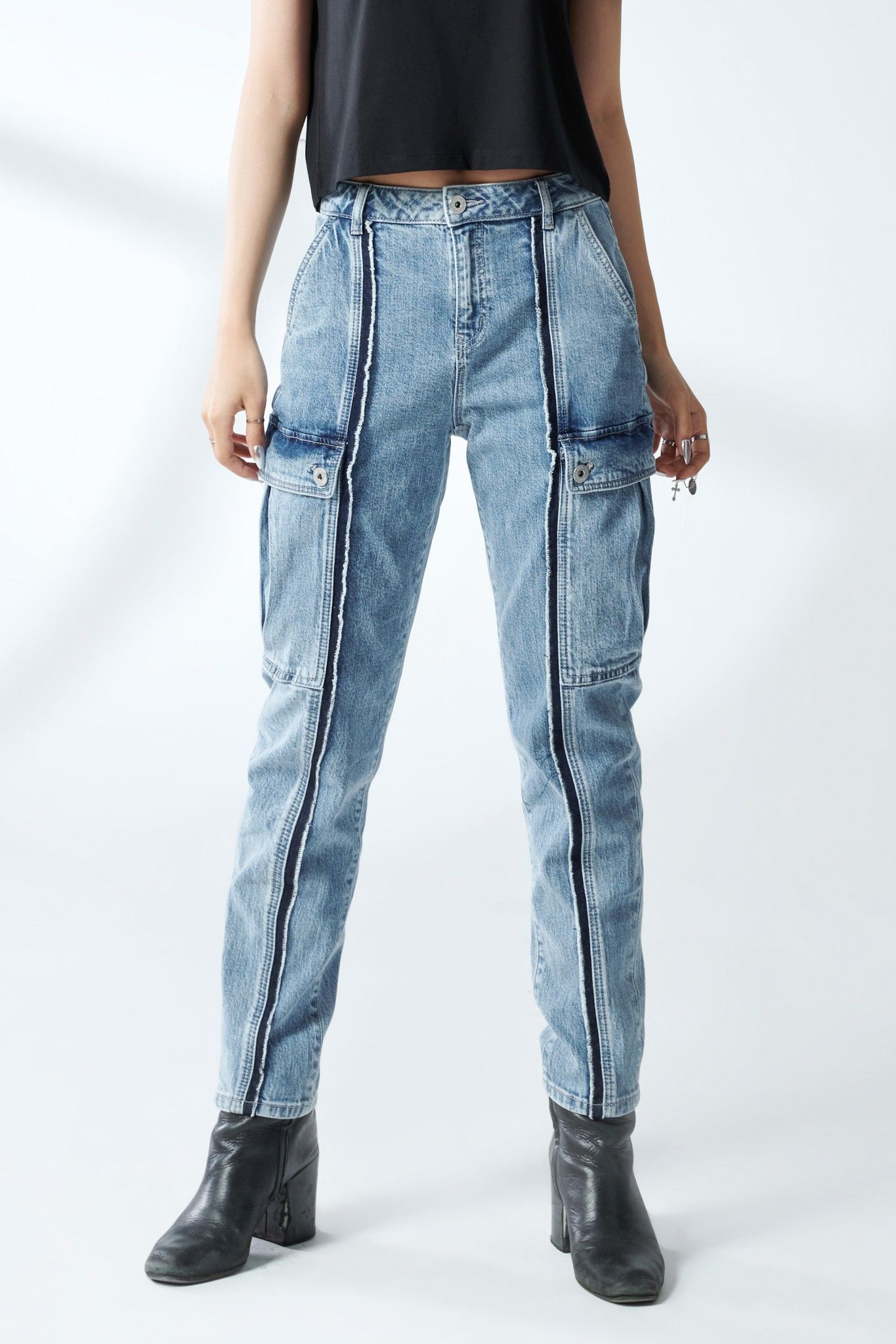 Quần jeans nữ dáng carrot túi hộp - 220WD1087A1