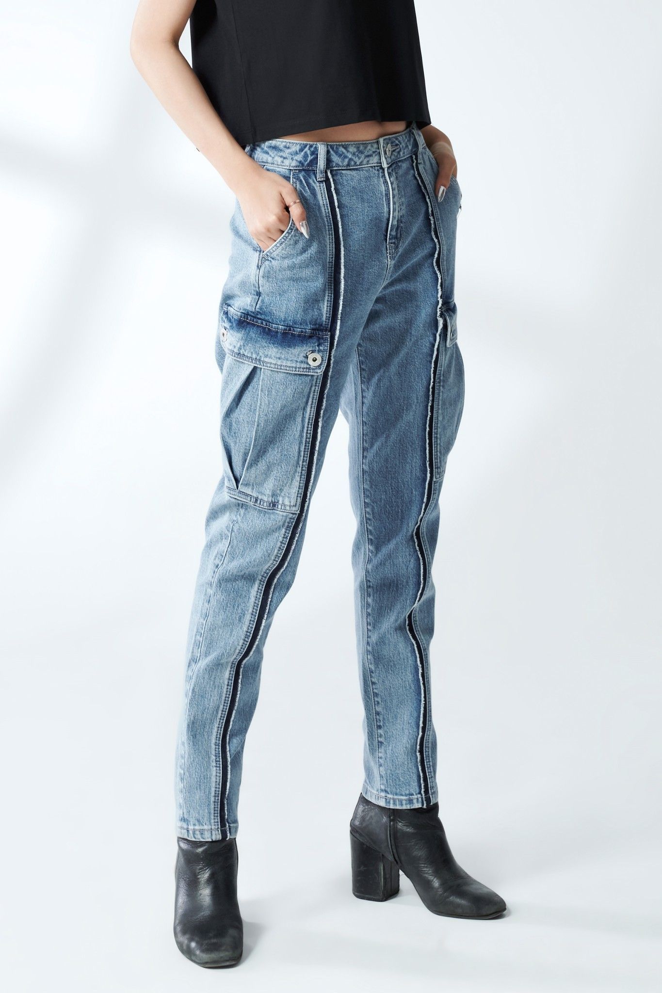 Quần jeans nữ dáng carrot túi hộp - 220WD1087A1