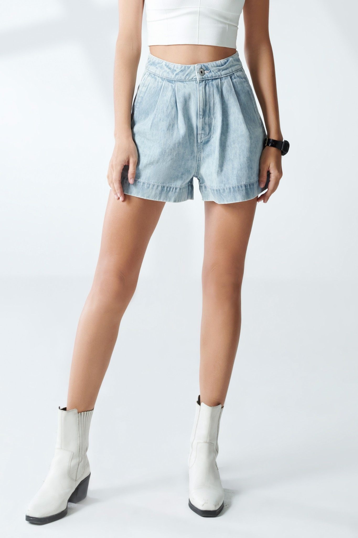 Quần short jeans nữ dáng đứng, xếp ly. Pleated Denim Short - 222WDR1102F1910