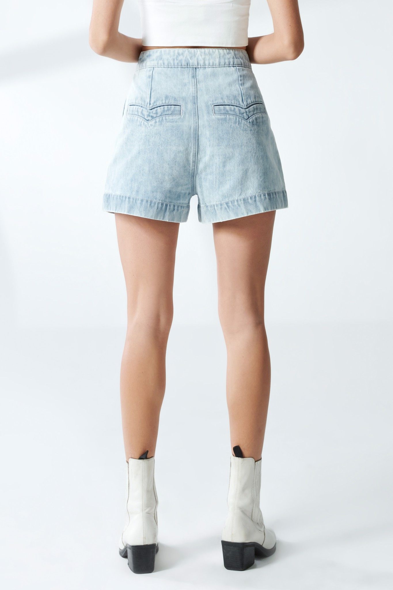 Quần short jeans nữ dáng đứng, xếp ly. Pleated Denim Short - 222WDR1102F1910