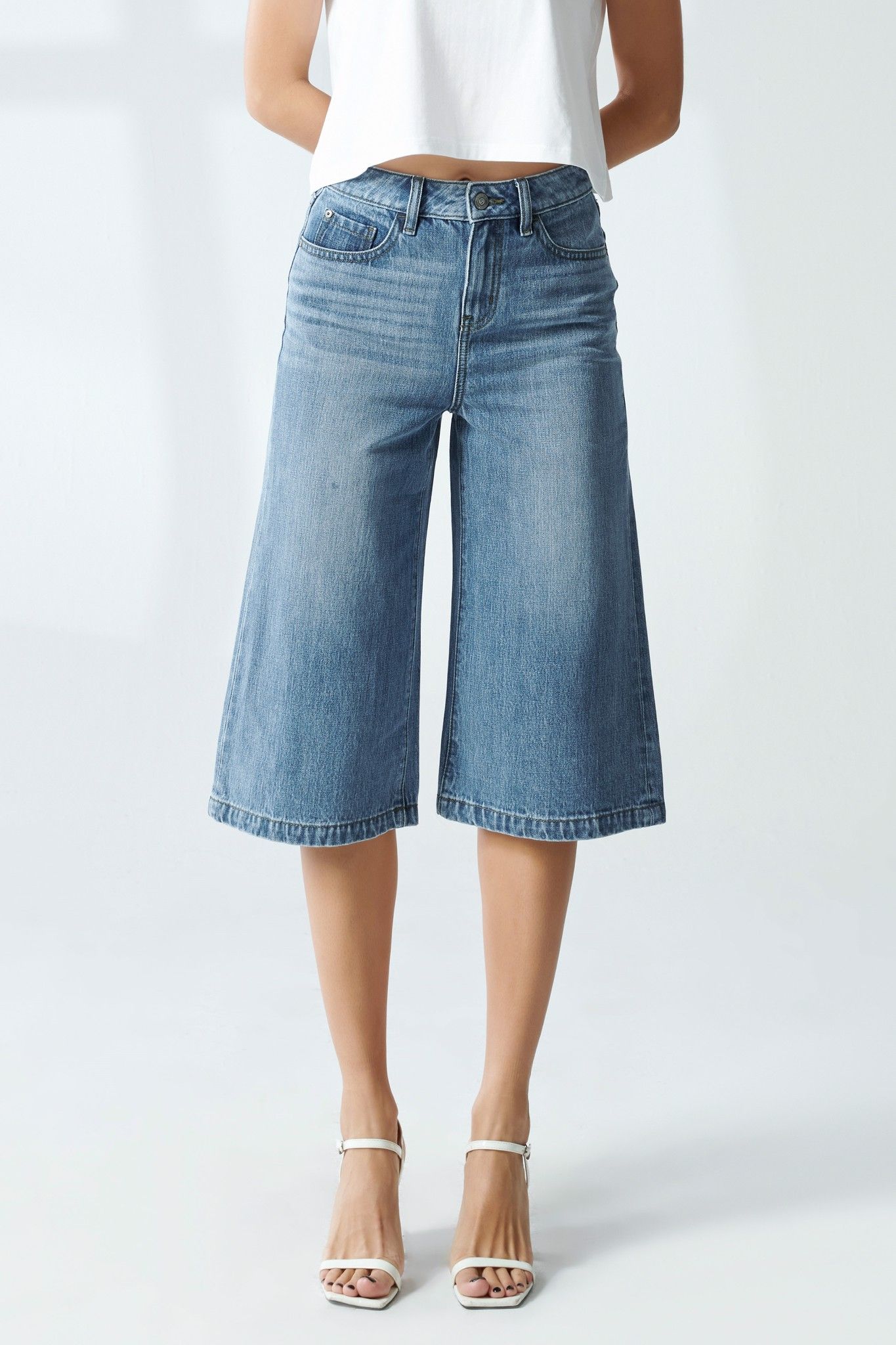 Quần jeans nữ lửng dáng loe - 220WD2094B1
