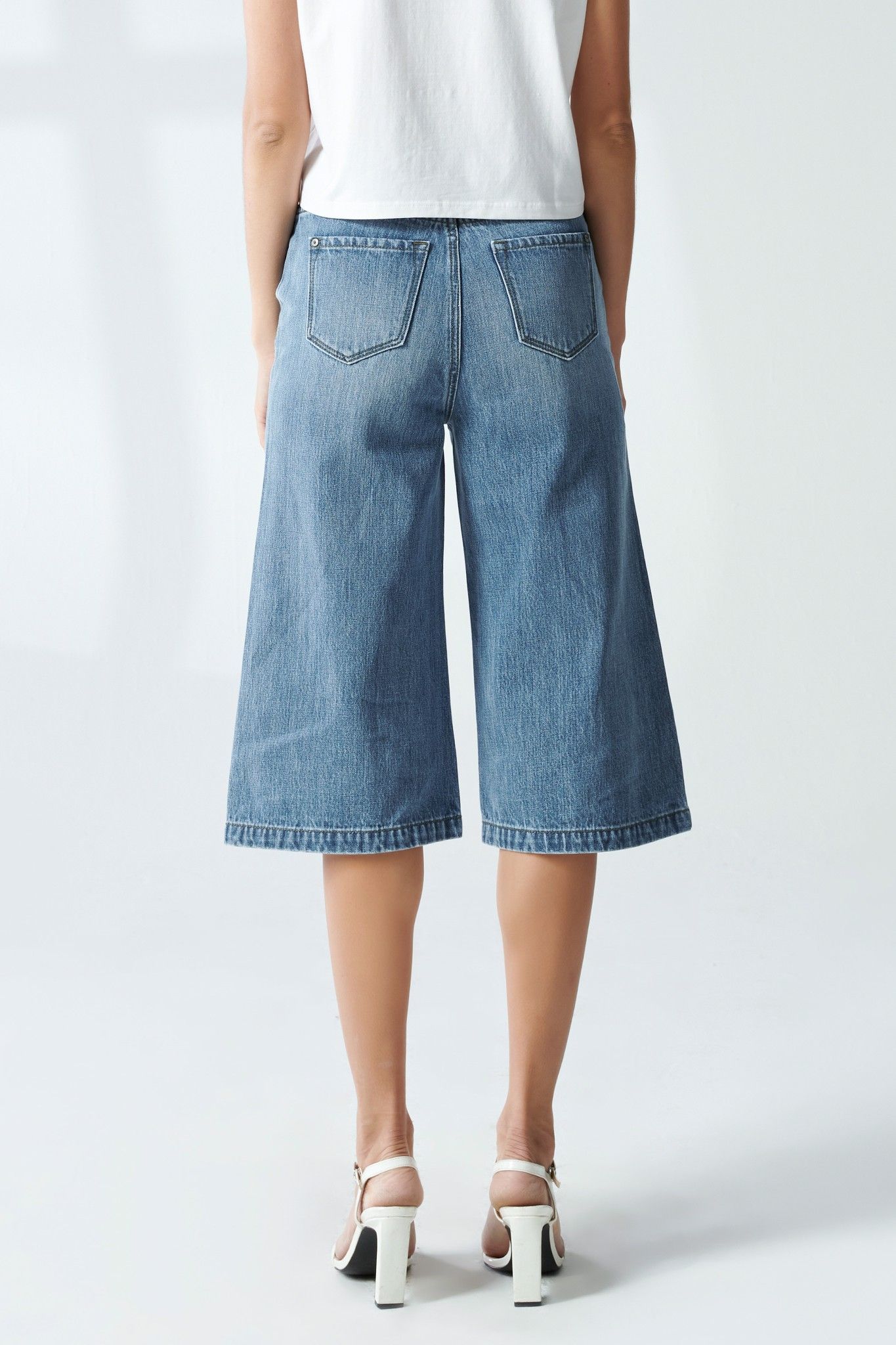 Quần jeans nữ lửng dáng loe - 220WD2094B1