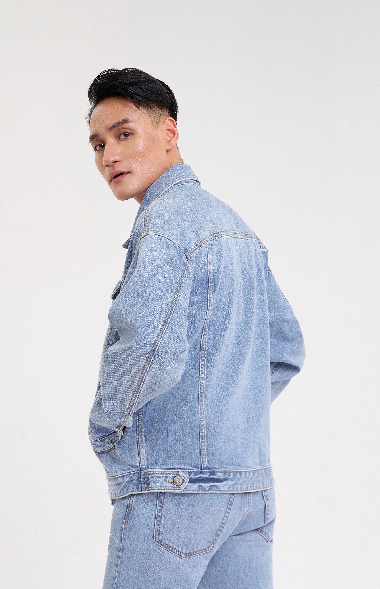 Áo Khoác Nam Dáng Rộng Màu Xanh Sáng. Bright Blue Men's Loose Jacket - 223MD4044B1