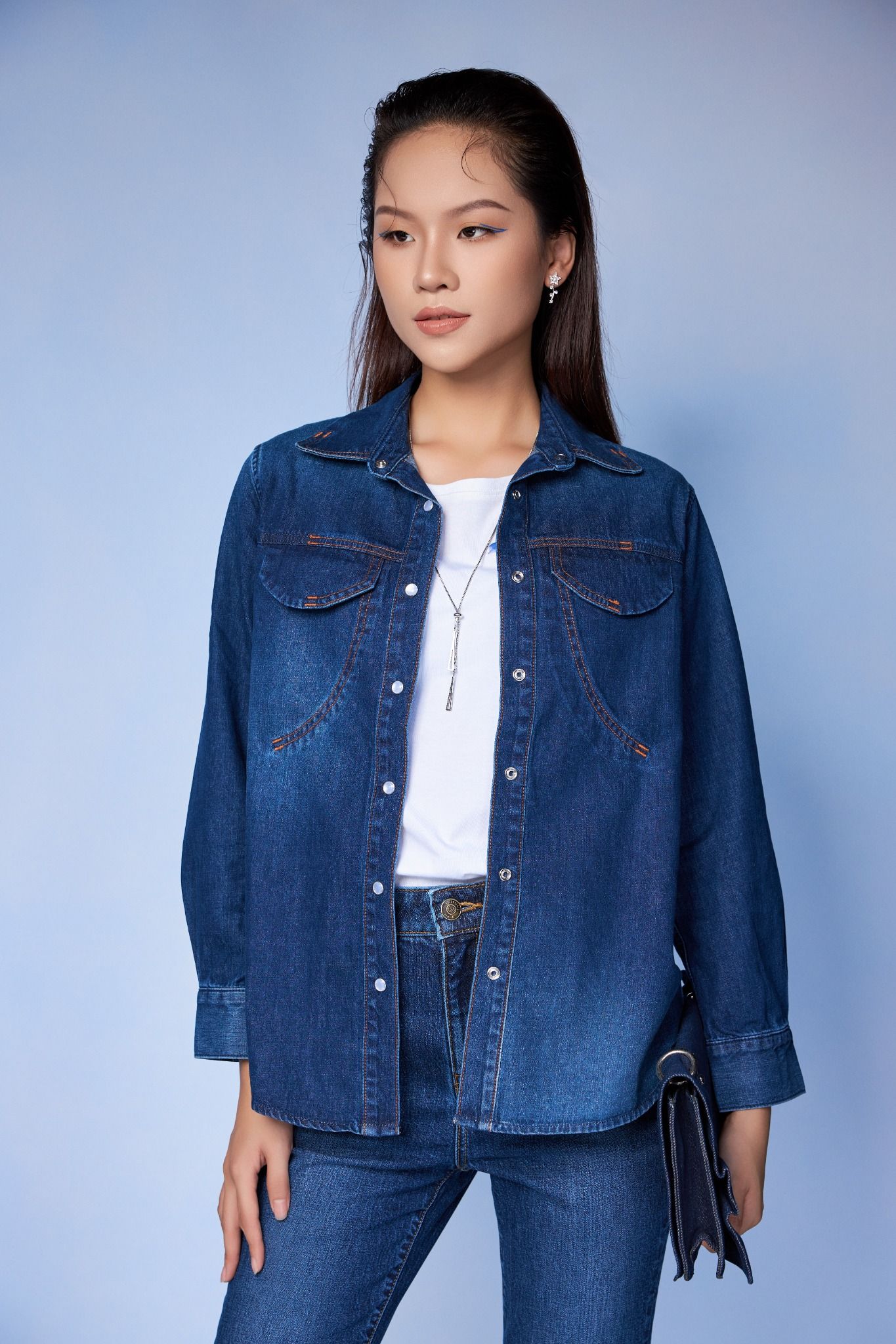 Áo Sơ Mi Denim Dáng Rộng. Wide Denim Shirt - 222WD2034F2