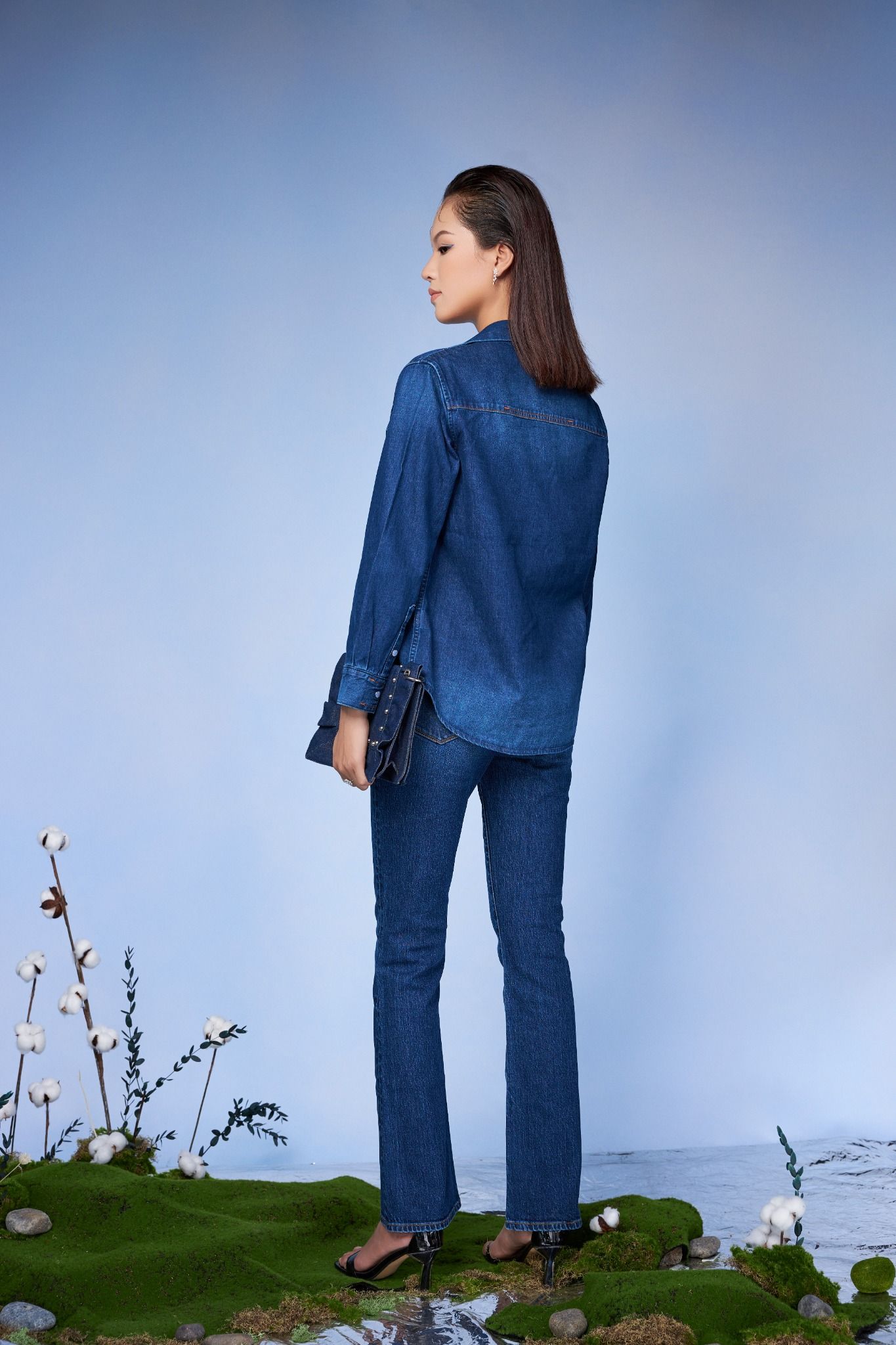 Áo Sơ Mi Denim Dáng Rộng. Wide Denim Shirt - 222WD2034F2