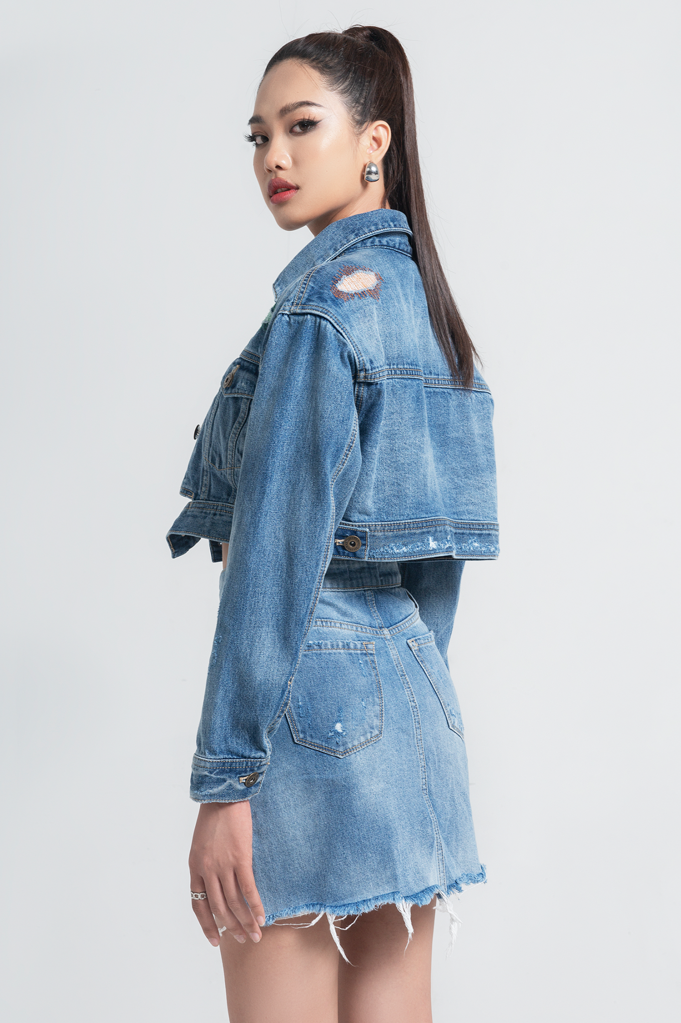 Áo Khoác Denim Thêu Zigzag. Zigzag Distressed Denim Jacket - 121WD1044A1