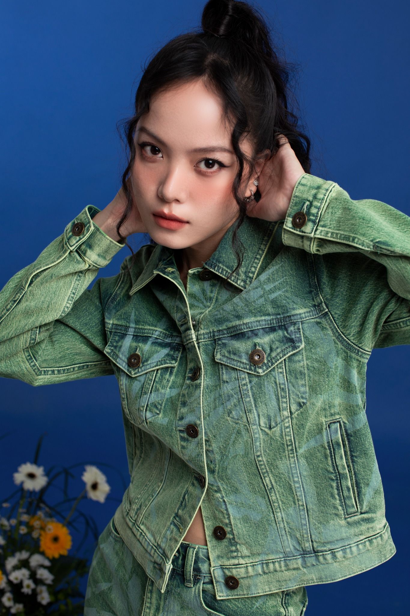 Áo Khoác Denim Nữ Dáng Rộng Dài Tay Nhuộm Xanh Laser Hoa Lá. Wide Fit Long Sleeve Denim Jacket in Laser Leaf Blue Wash - 122WD1044A2