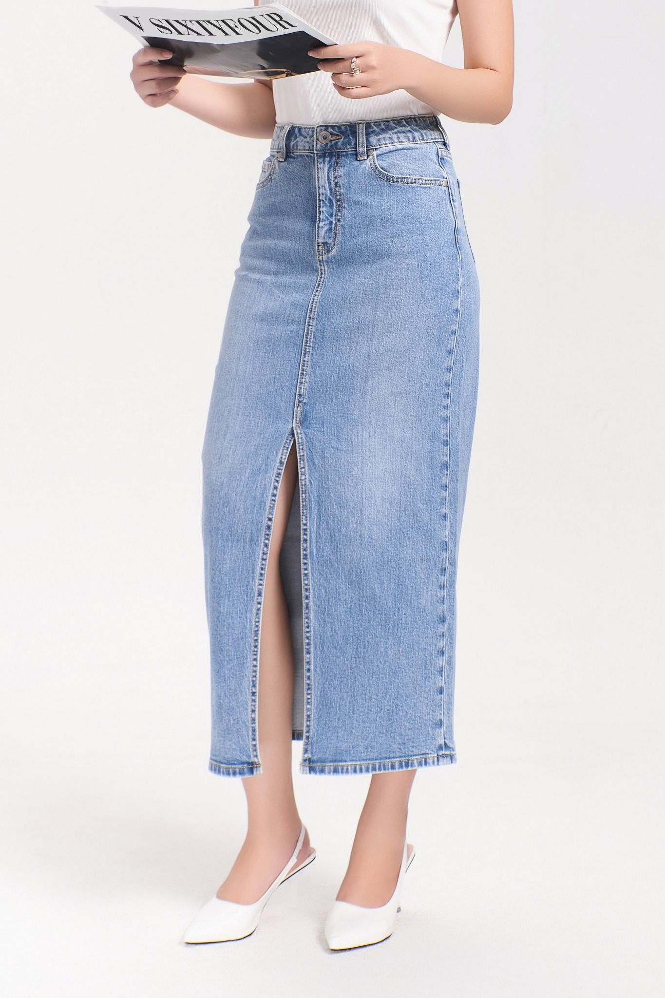 Chân Váy Denim Dáng Dài Xẻ Tà Trước Màu Xanh Sáng. Light Blue Long Denim Skirt with Front Slit - 223WD1115F6