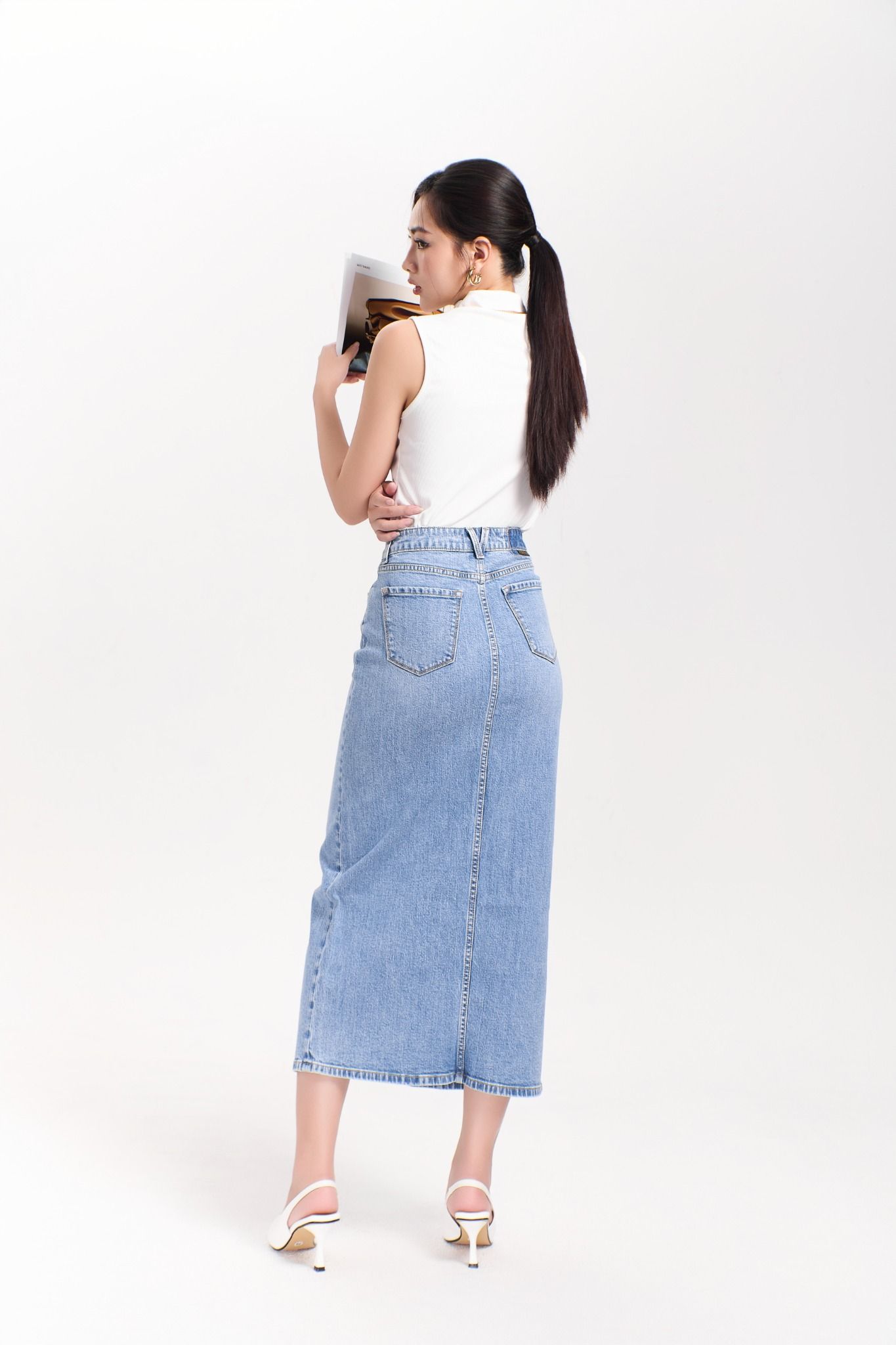 Chân Váy Denim Dáng Dài Xẻ Tà Trước Màu Xanh Sáng. Light Blue Long Denim Skirt with Front Slit - 223WD1115F6