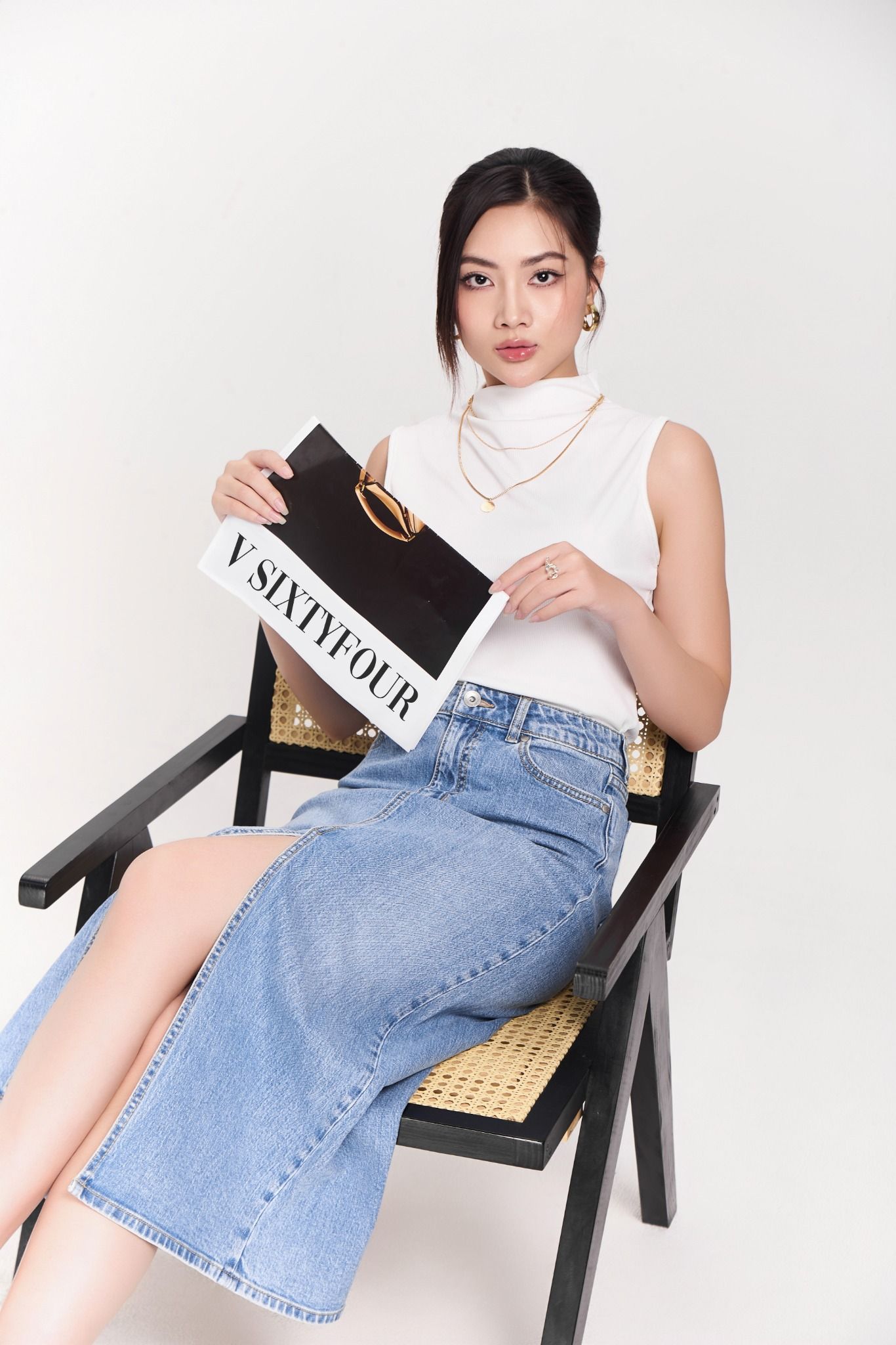 Chân Váy Denim Dáng Dài Xẻ Tà Trước Màu Xanh Sáng. Light Blue Long Denim Skirt with Front Slit - 223WD1115F6