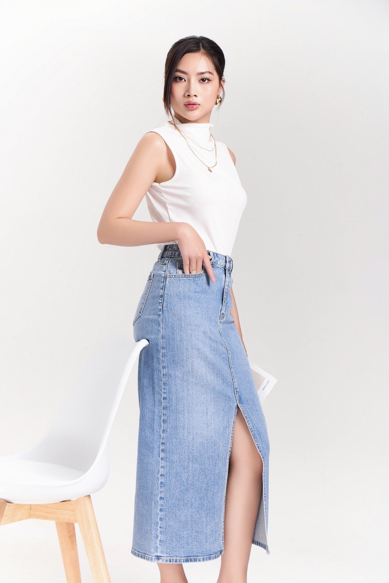 Chân Váy Denim Dáng Dài Xẻ Tà Trước Màu Xanh Sáng. Light Blue Long Denim Skirt with Front Slit - 223WD1115F6