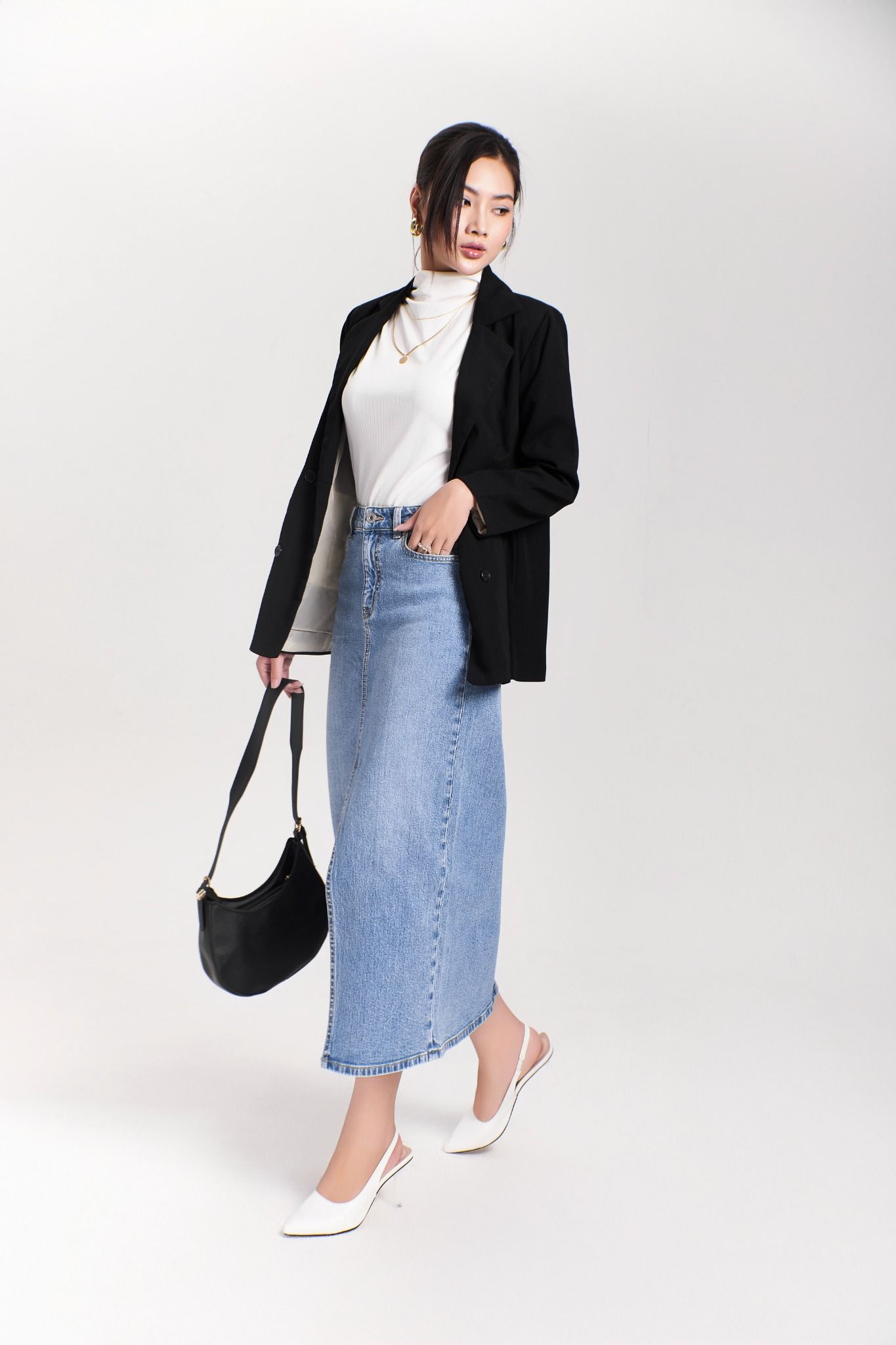 Chân Váy Denim Dáng Dài Xẻ Tà Trước Màu Xanh Sáng. Light Blue Long Denim Skirt with Front Slit - 223WD1115F6