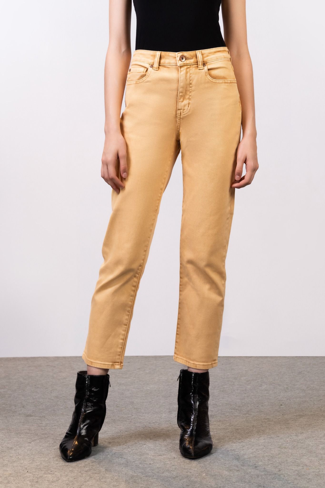 Quần Jeans Nữ Dáng Straight Màu Vàng Cát. Sand Yellow Straight Women's Jeans - 222WN1083F3