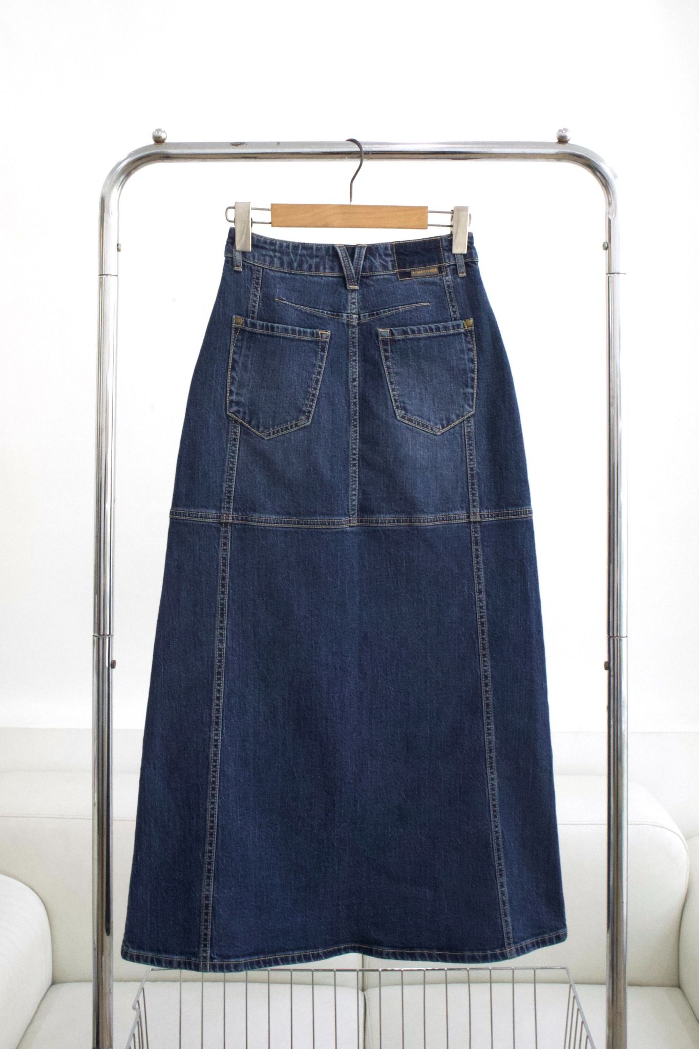 Chân váy nữ dáng dài xẻ trước V-SIXTYFOUR chất liệu jean cao cấp, mềm mại