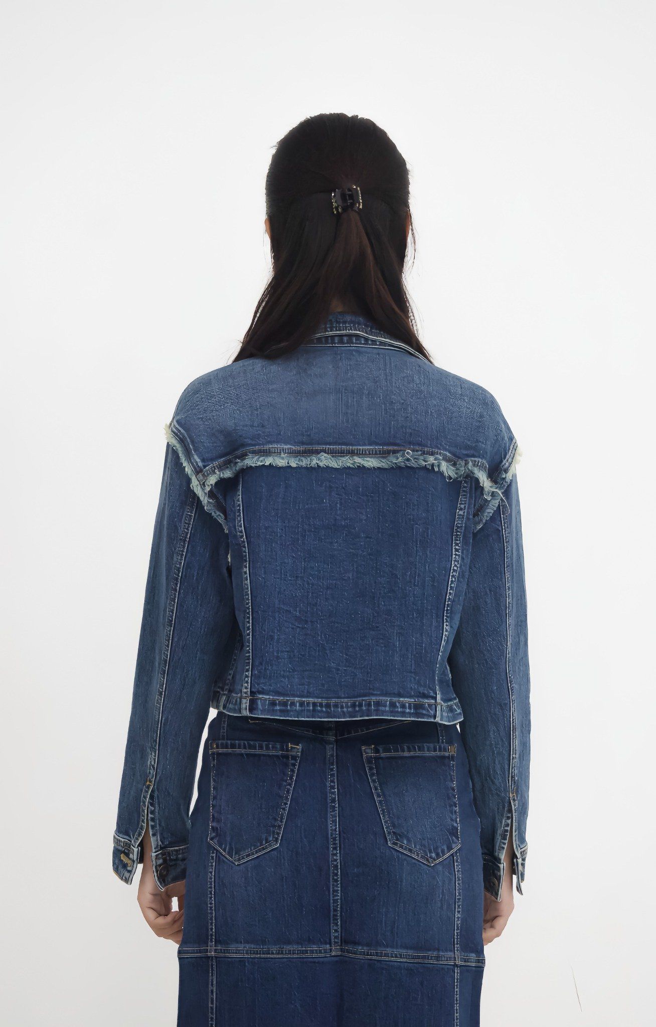 Áo khoác nữ dài tay V-SIXTYFOUR croptop, chất liệu cao cấp viền tua mềm mại
