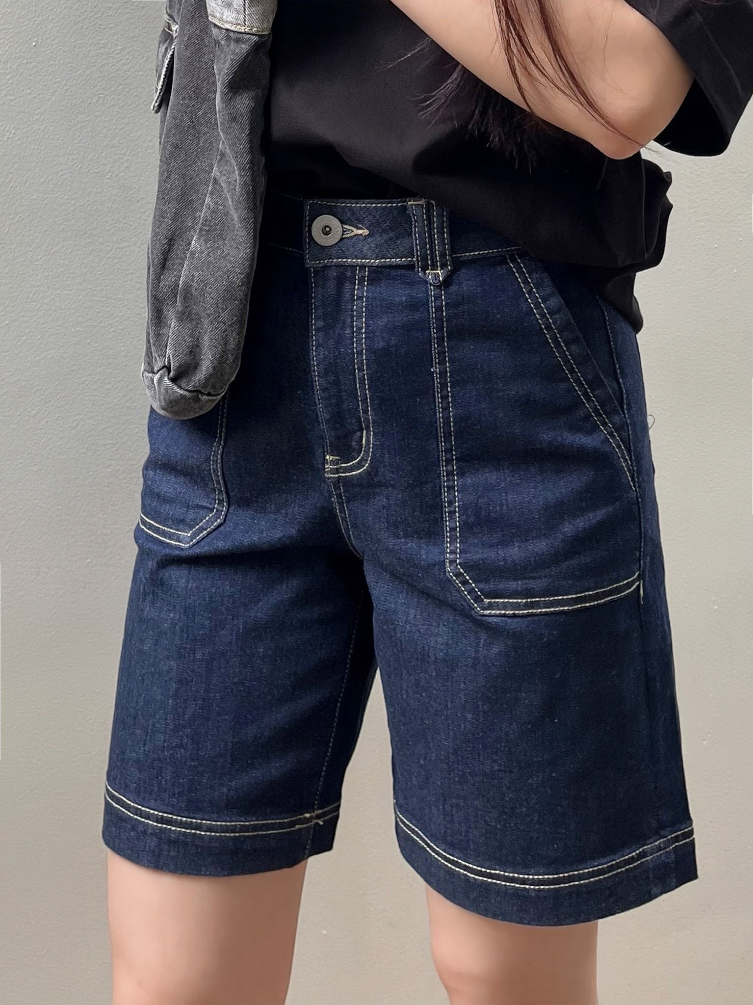 Quần Short Lửng Dáng Rộng Túi Hộp 2D Màu Xanh Đậm - Dark Blue Women's Shorts Loose Shape With 2D Box Pockets - 224WD2104B1