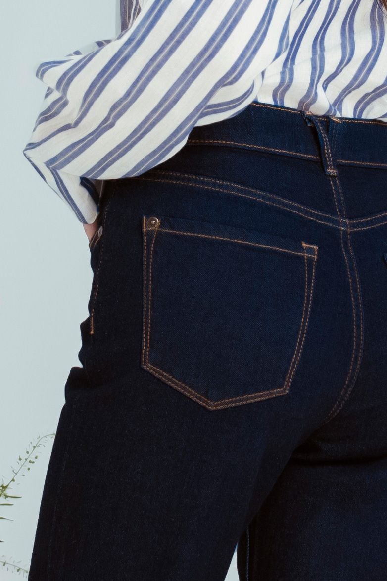 Quần Jeans Lửng Dáng Suông Phối Chỉ Caramel. Caramel Thread Ankle Straight Jeans - 222WD2093B1