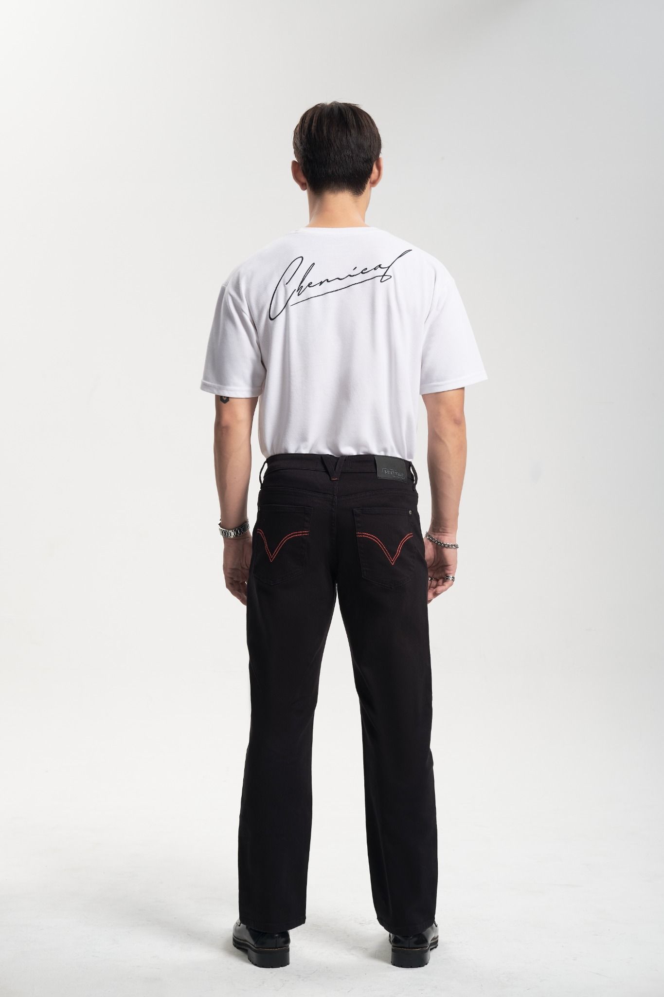 Quần Jeans Nam Dáng Suông Màu Đen Phối Chỉ Đỏ. Red Thread Black Straight Jeans - 222MD4083B2090