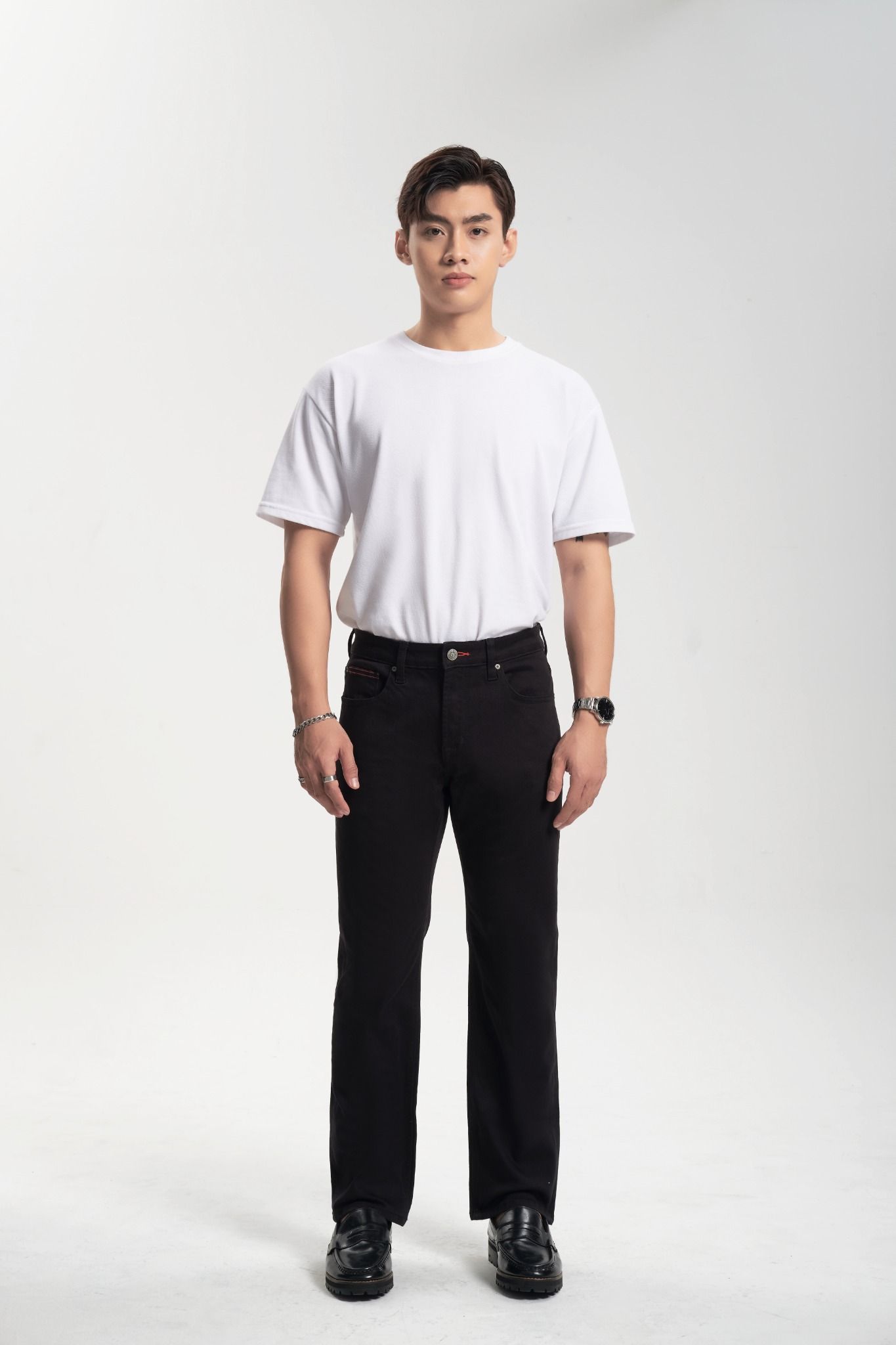 Quần Jeans Nam Dáng Suông Màu Đen Phối Chỉ Đỏ. Red Thread Black Straight Jeans - 222MD4083B2090