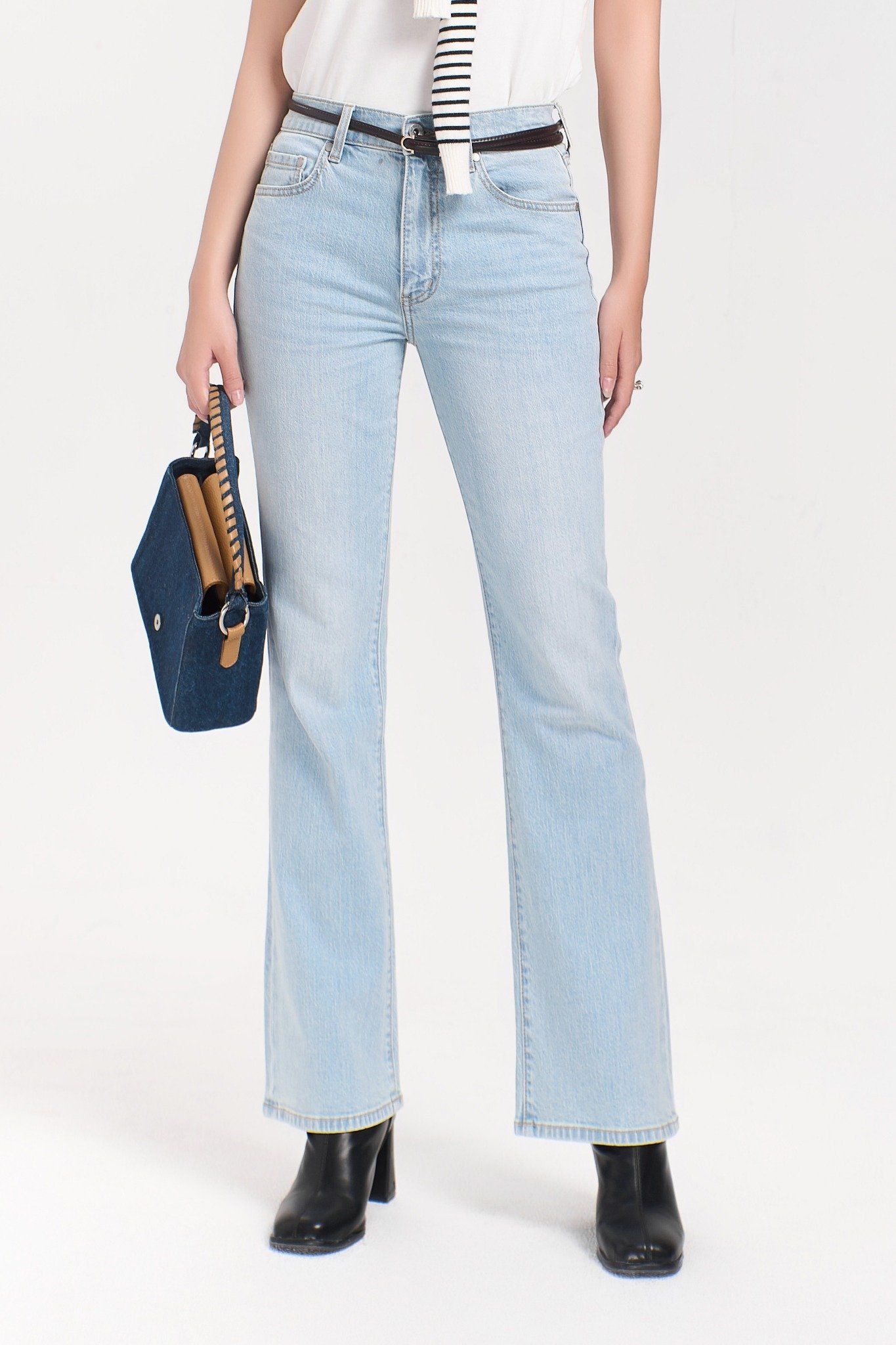 Quần Jeans Nữ Dáng Loe Màu Xanh Sáng. Light Blue Flared Women's Jeans - 124WD1084B1