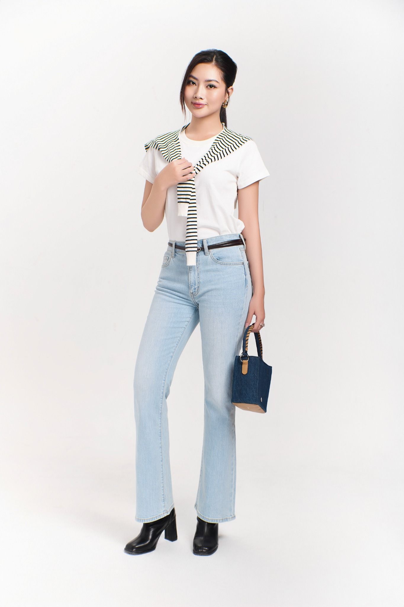 Quần Jeans Nữ Dáng Loe Màu Xanh Sáng. Light Blue Flared Women's Jeans - 124WD1084B1