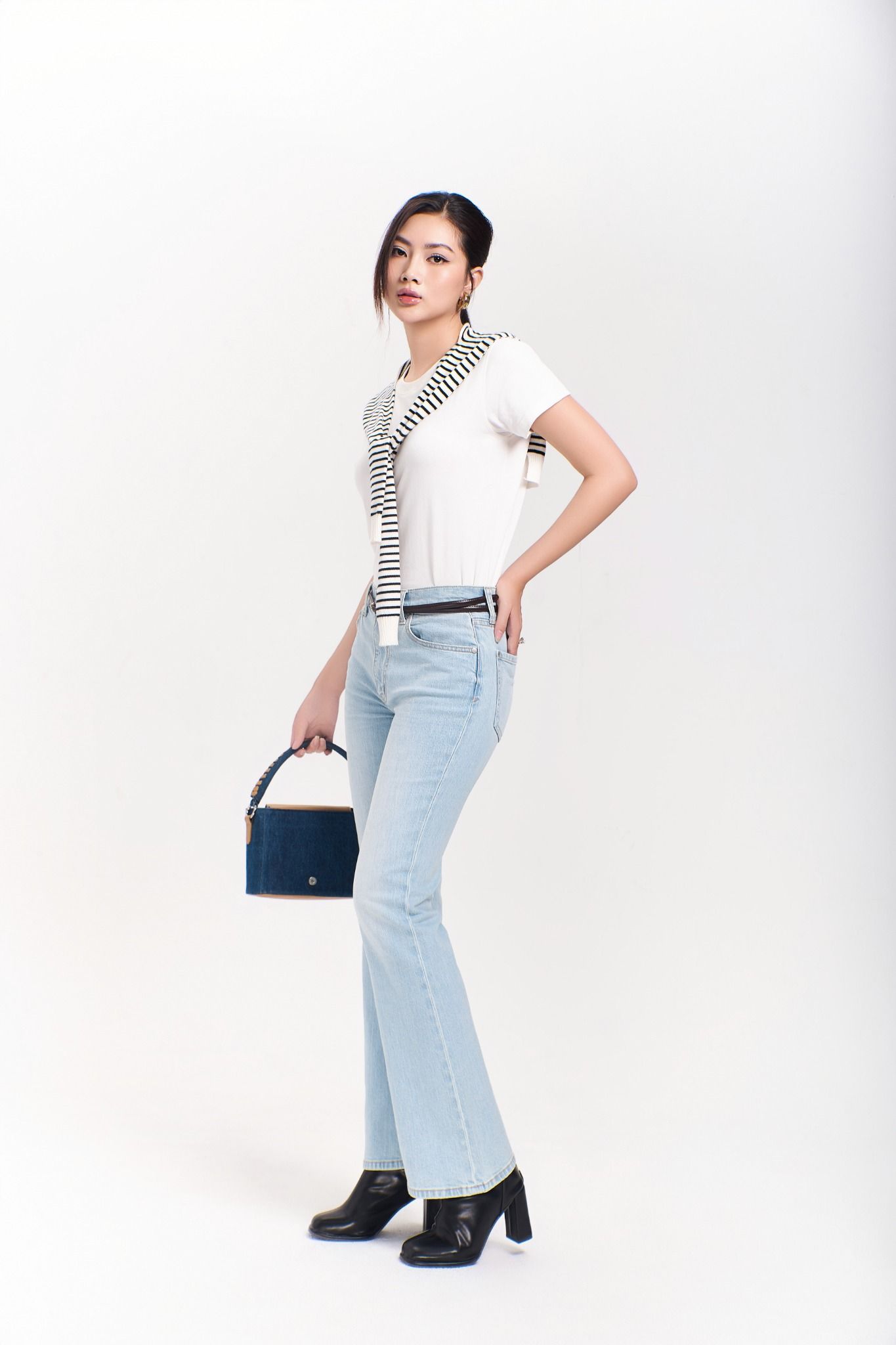Quần Jeans Nữ Dáng Loe Màu Xanh Sáng. Light Blue Flared Women's Jeans - 124WD1084B1