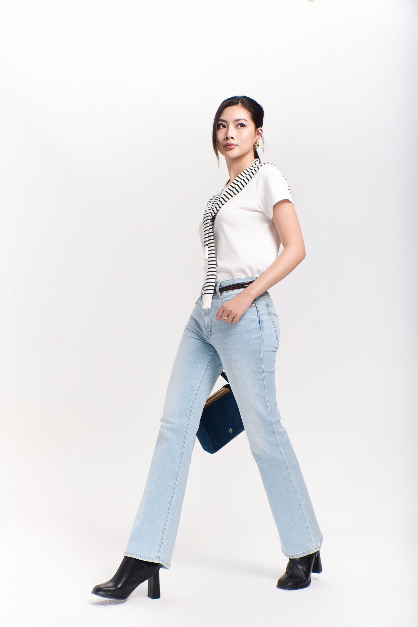 Quần Jeans Nữ Dáng Loe Màu Xanh Sáng. Light Blue Flared Women's Jeans - 124WD1084B1