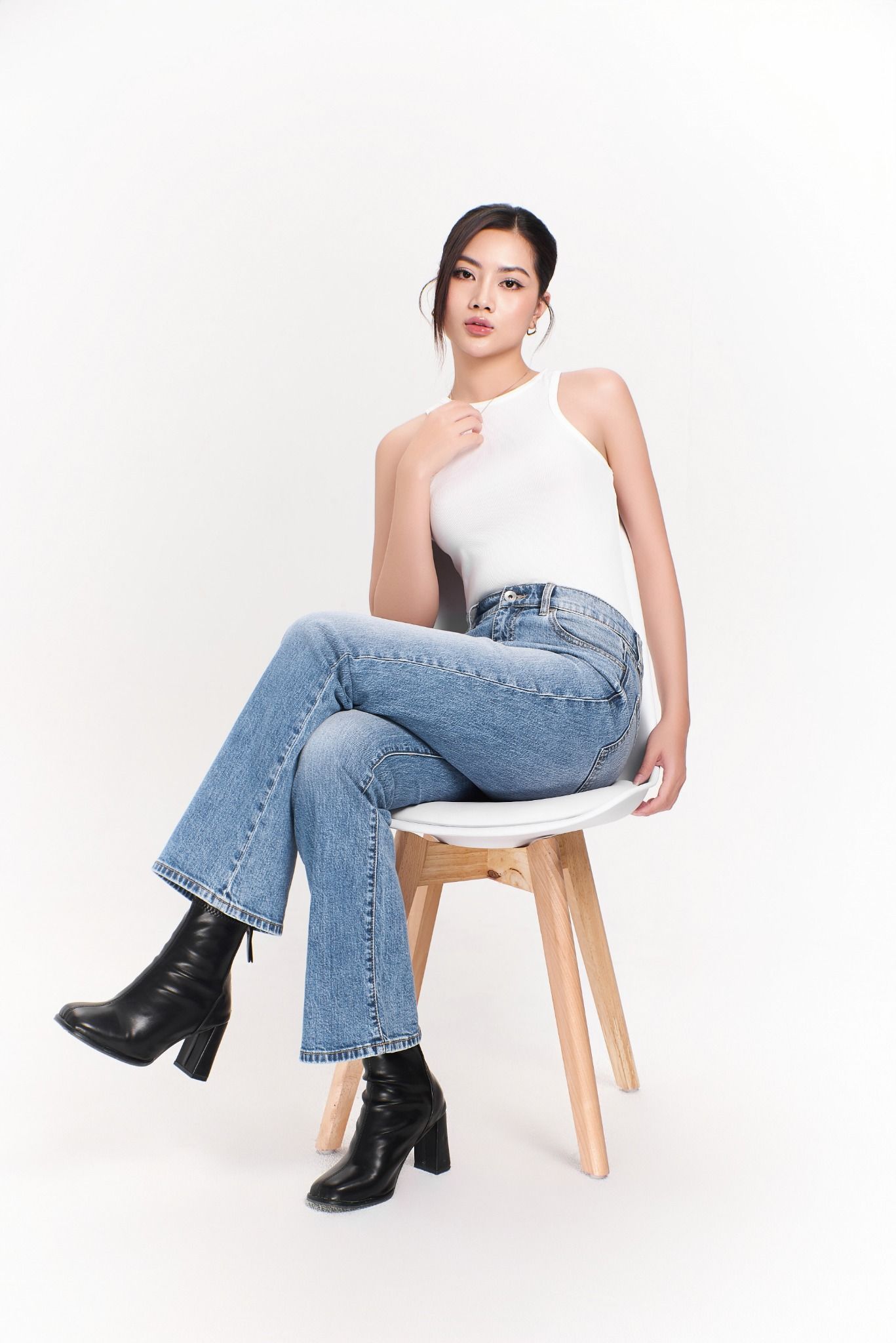 Quần Jeans Nữ Dáng Loe Màu Xanh Sáng. Bright Blue Flared Women's Jeans - 124WD1084B1930