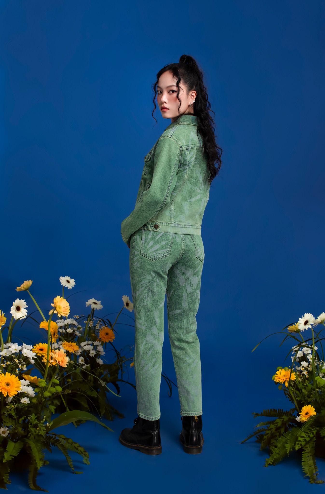 Quần Jeans Nữ Dáng Suông Nhuộm Xanh Laser Hoa Lá. Women's Wide-Leg Denim Jeans in Laser-Printed Leaf Green - 122WD1083A2