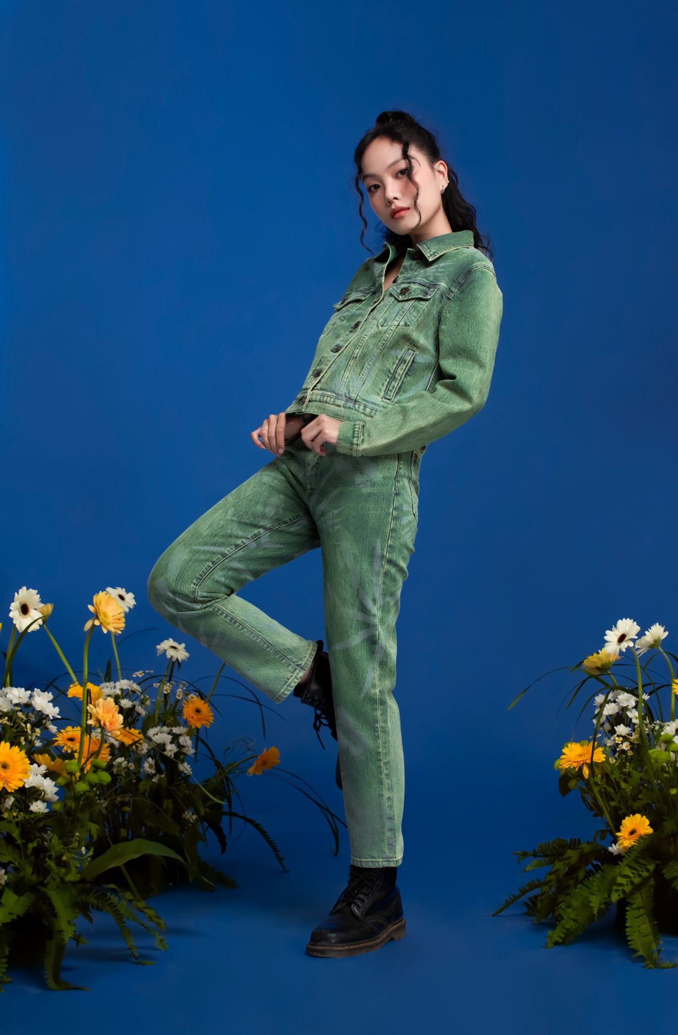 Quần Jeans Nữ Dáng Suông Nhuộm Xanh Laser Hoa Lá. Women's Wide-Leg Denim Jeans in Laser-Printed Leaf Green - 122WD1083A2
