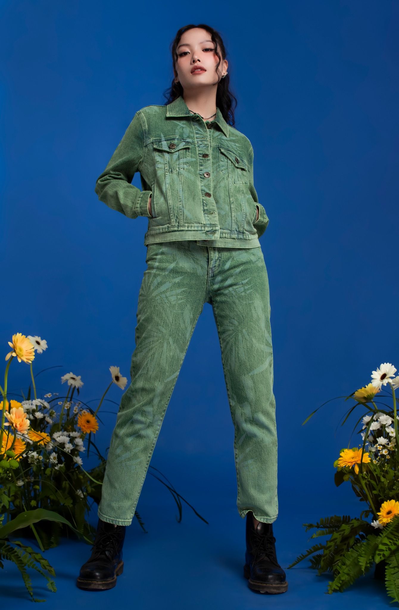 Quần Jeans Nữ Dáng Suông Nhuộm Xanh Laser Hoa Lá. Women's Wide-Leg Denim Jeans in Laser-Printed Leaf Green - 122WD1083A2
