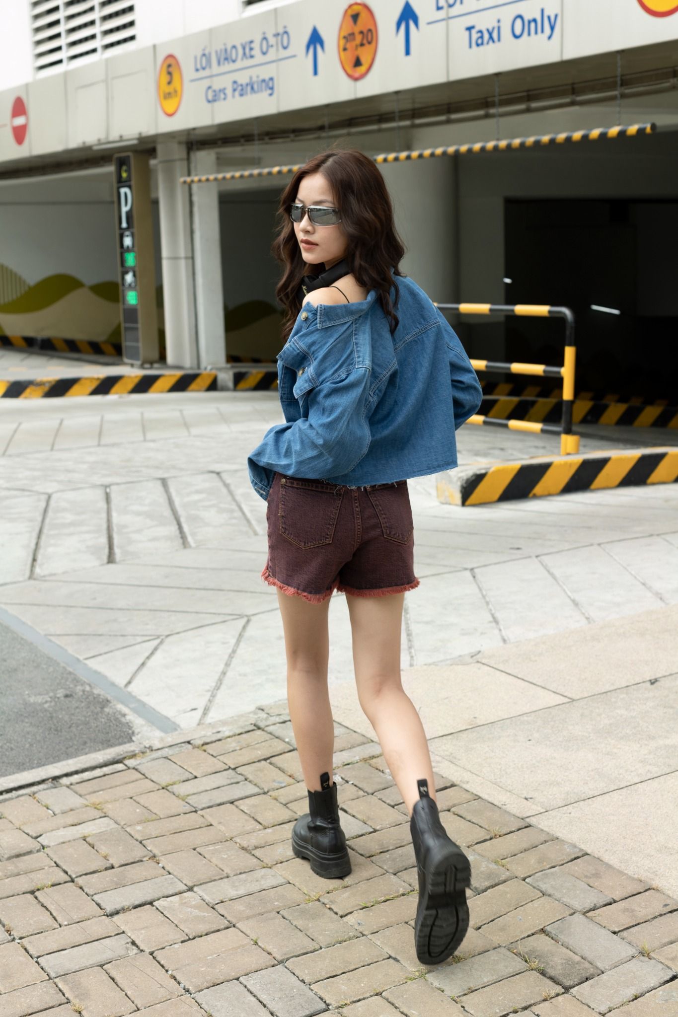 Quần Short Jeans Dáng Suông Nhuộm Đỏ Dâu Tằm. Mulberry Straight Denim Shorts - 122WD1102F5