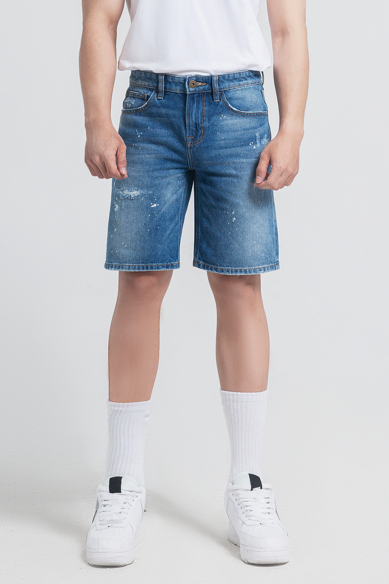 Quần Short Jeans Rách Vẩy Sơn Dáng Suông. Distressed Straight Denim Shorts - 121MD4103F1