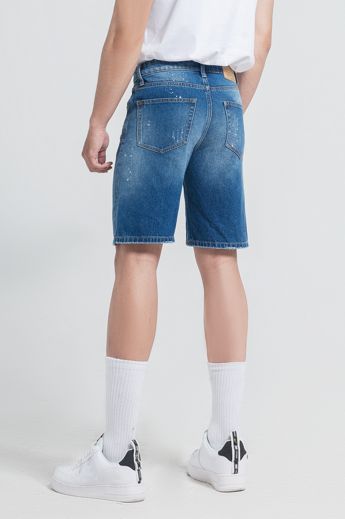 Quần Short Jeans Rách Vẩy Sơn Dáng Suông. Distressed Straight Denim Shorts - 121MD4103F1