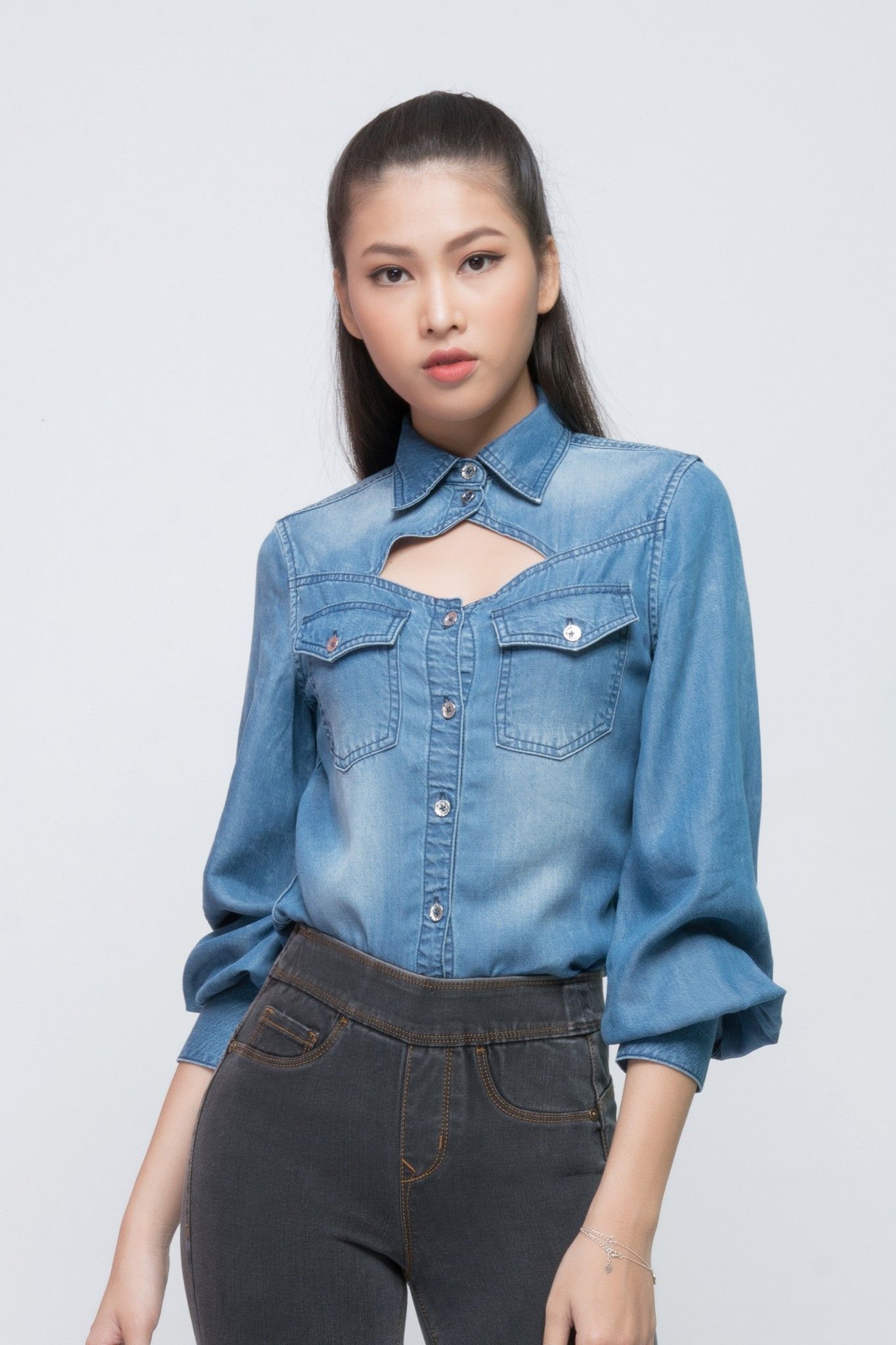 Áo sơ mi jean nữ dáng ôm - 319WD1032F1950