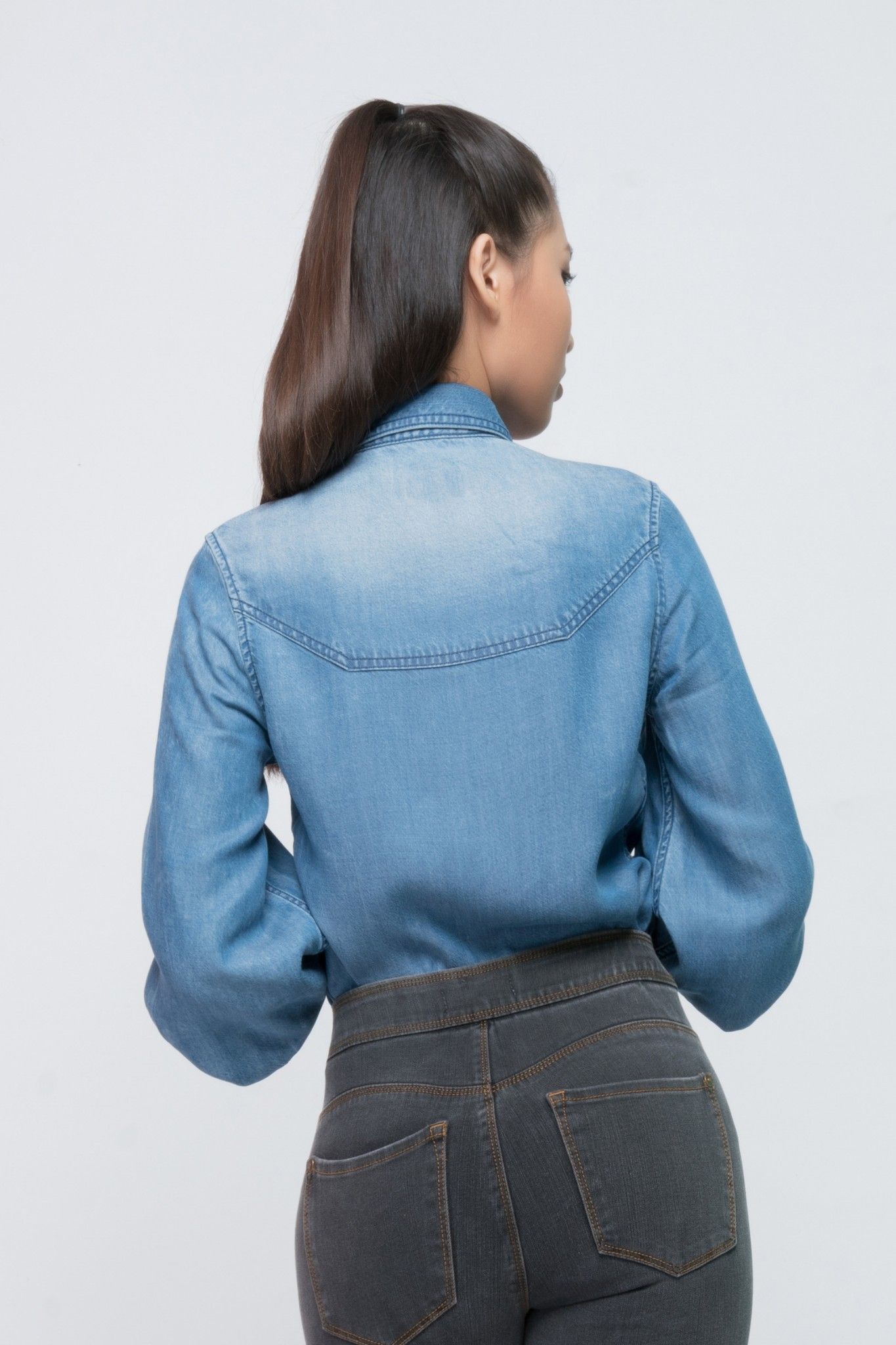 Áo sơ mi jean nữ dáng ôm - 319WD1032F1950