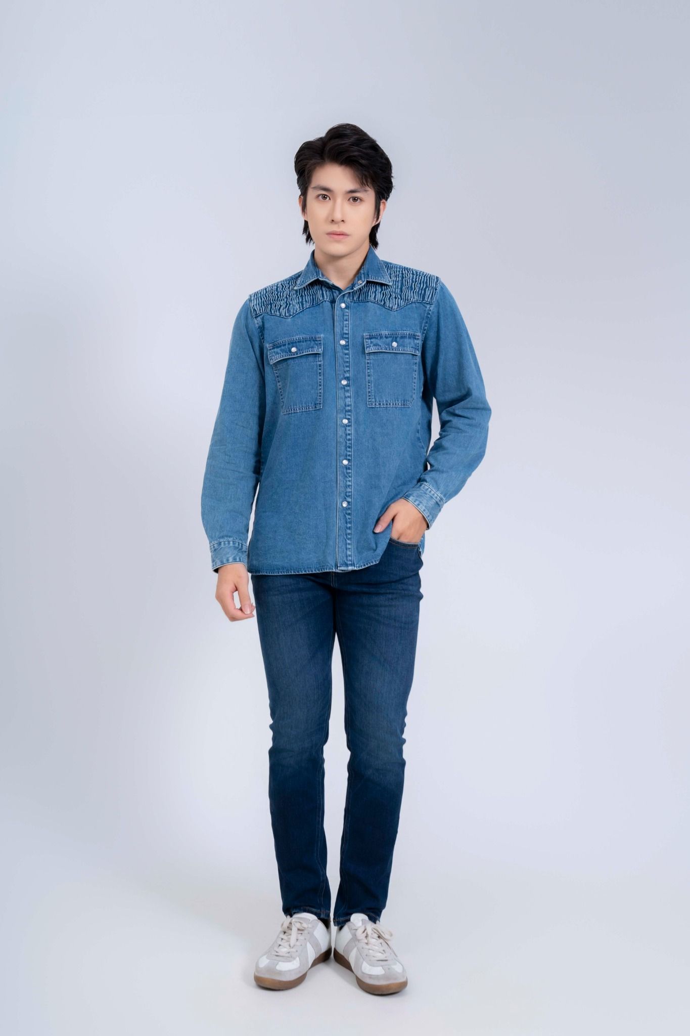 Áo Sơ Mi Denim Nam Hoạ Tiết Dập Ly Vai Áo Màu Xanh Nhạt - Men's Light Blue Denim Shirt with Pleated Shoulders - 125MD4049F1930