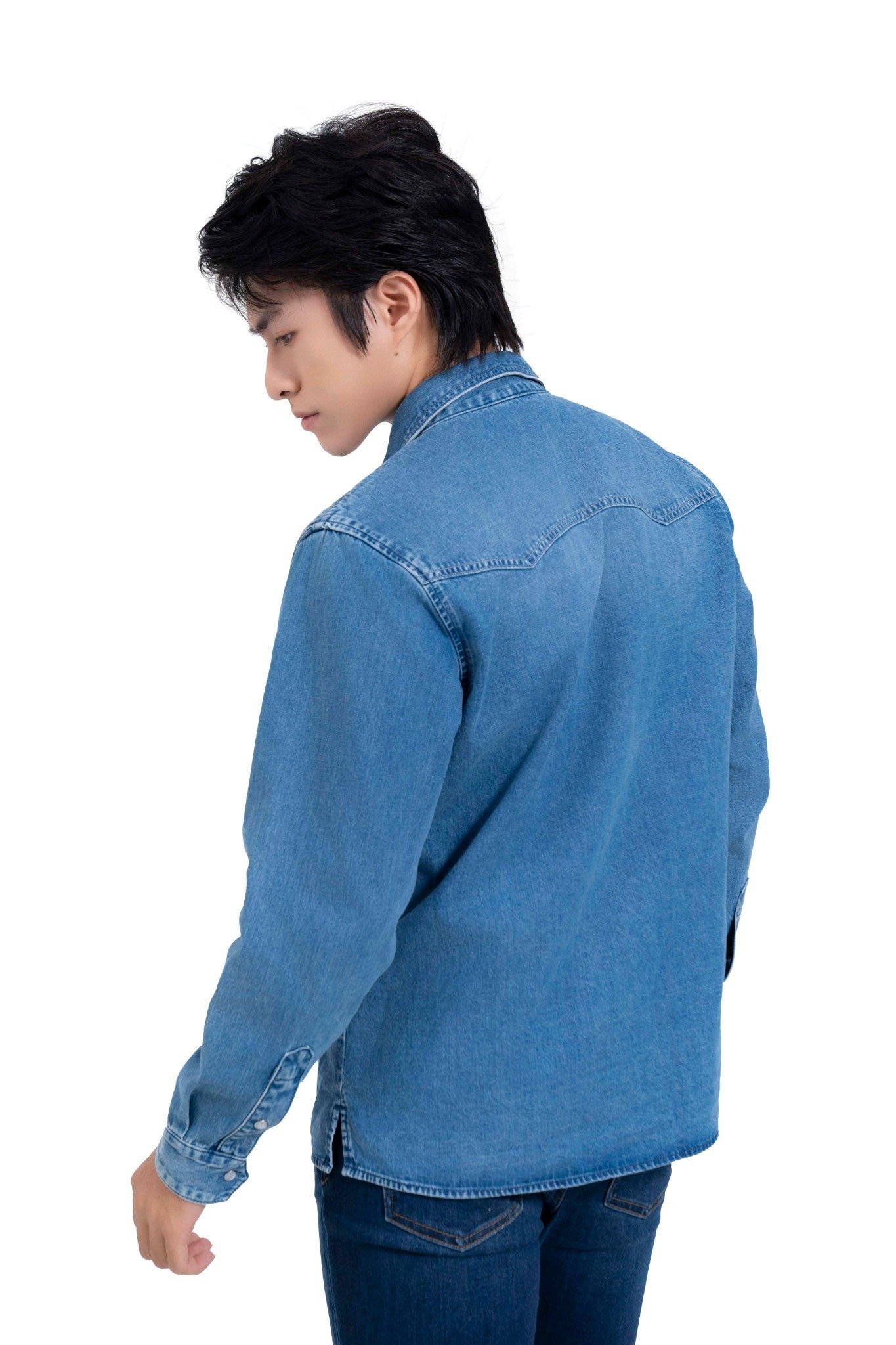 Áo Sơ Mi Denim Nam Hoạ Tiết Dập Ly Vai Áo Màu Xanh Nhạt - Men's Light Blue Denim Shirt with Pleated Shoulders - 125MD4049F1930