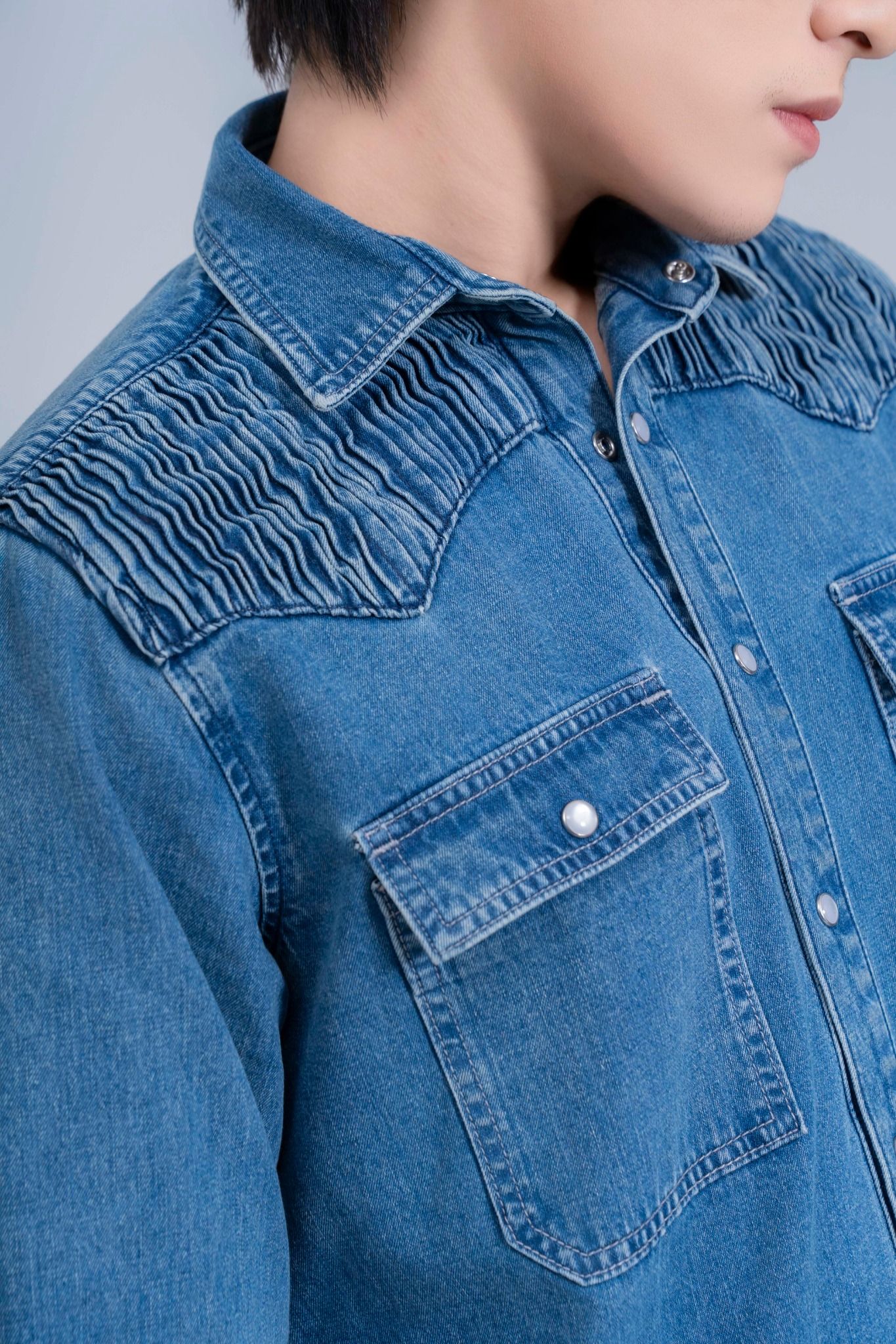 Áo Sơ Mi Denim Nam Hoạ Tiết Dập Ly Vai Áo Màu Xanh Nhạt - Men's Light Blue Denim Shirt with Pleated Shoulders - 125MD4049F1930