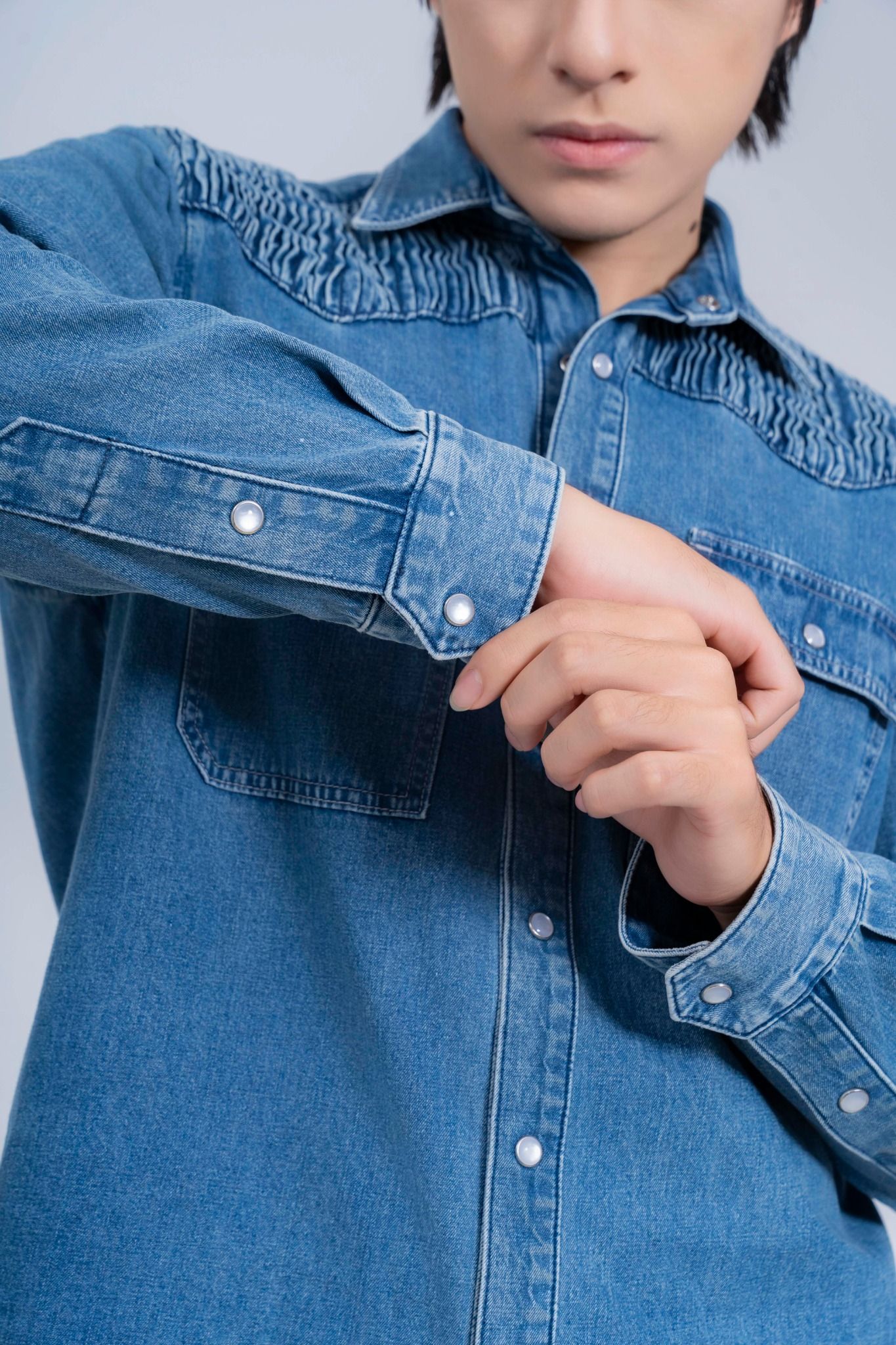 Áo Sơ Mi Denim Nam Hoạ Tiết Dập Ly Vai Áo Màu Xanh Nhạt - Men's Light Blue Denim Shirt with Pleated Shoulders - 125MD4049F1930