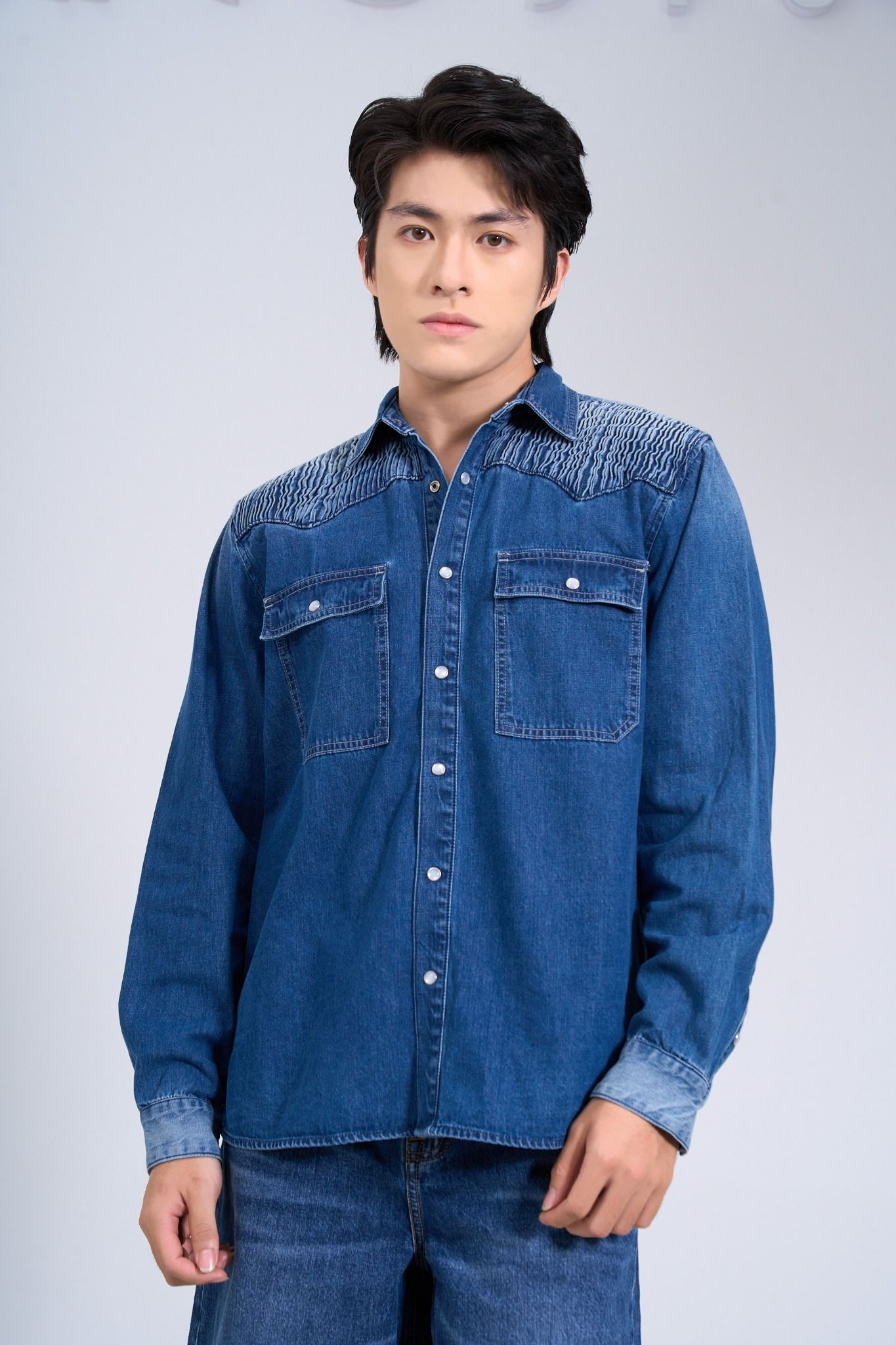 Áo Sơ Mi Denim Nam Hoạ Tiết Dập Ly Vai Áo Màu Xanh Med Blue - Men's Medium Blue Denim Shirt with Pleated Shoulders - 125MD4049F1