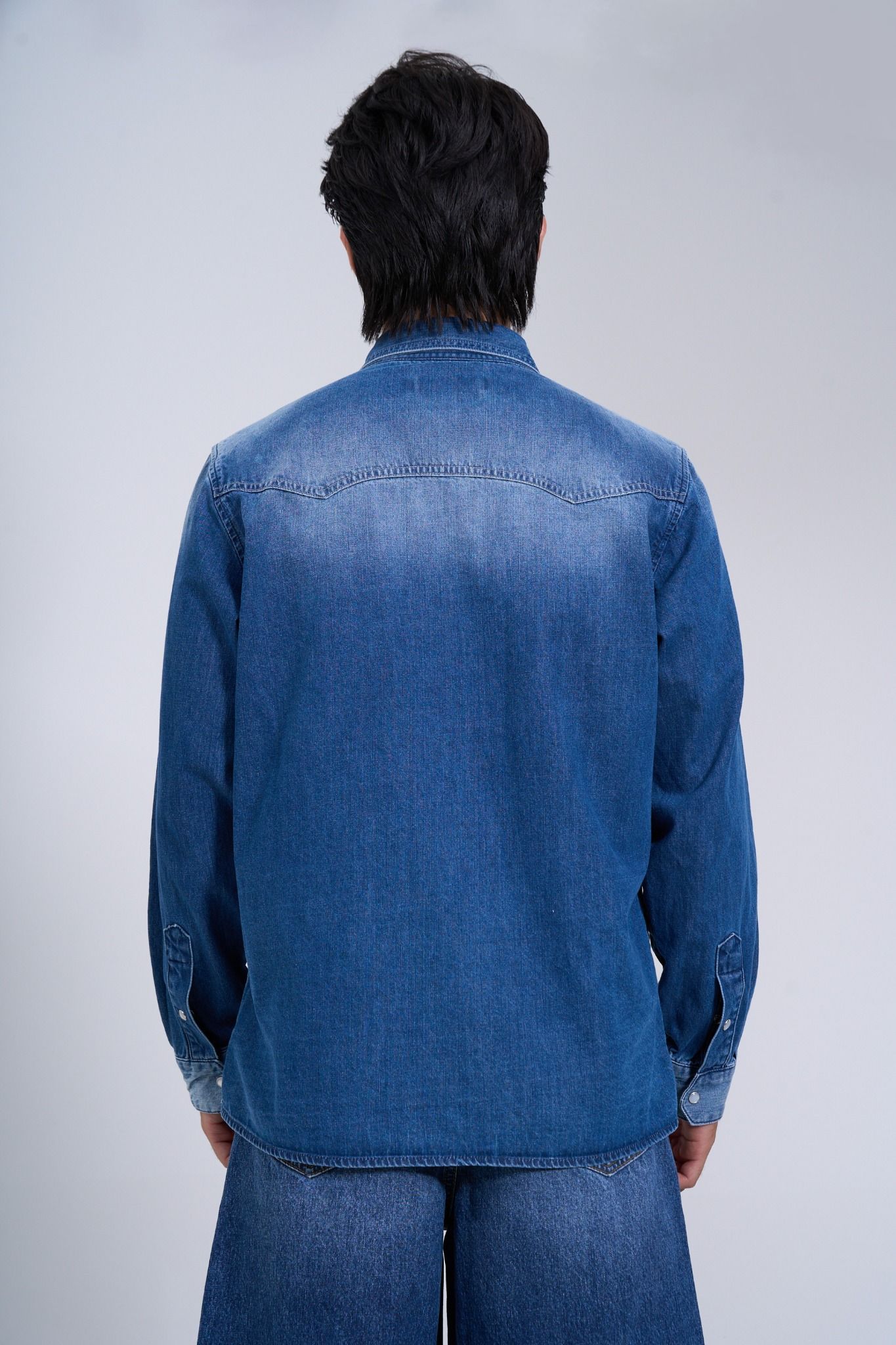 Áo Sơ Mi Denim Nam Hoạ Tiết Dập Ly Vai Áo Màu Xanh Med Blue - Men's Medium Blue Denim Shirt with Pleated Shoulders - 125MD4049F1
