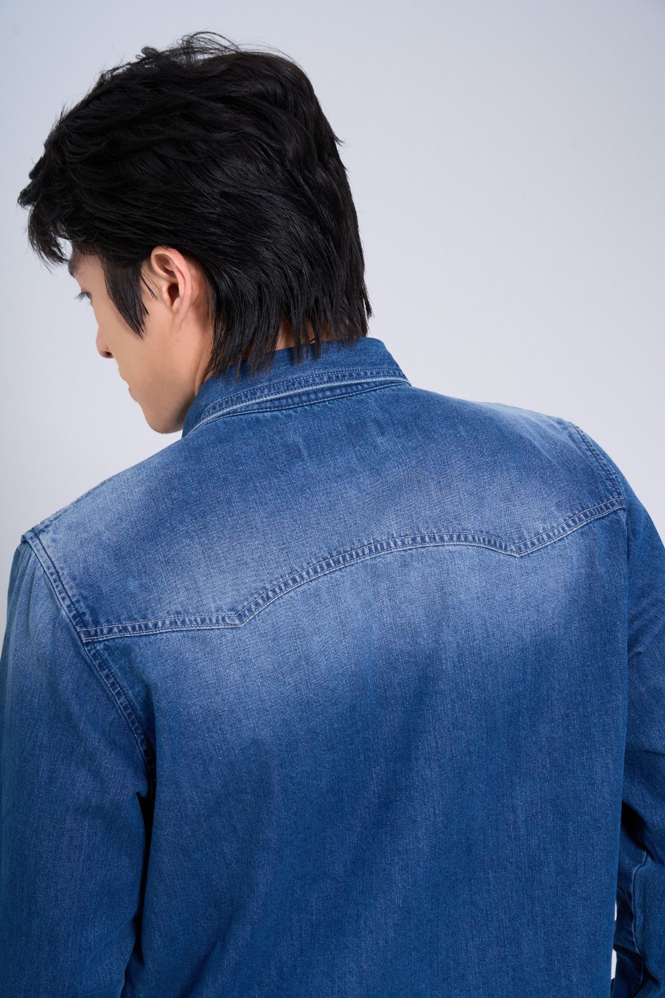 Áo Sơ Mi Denim Nam Hoạ Tiết Dập Ly Vai Áo Màu Xanh Med Blue - Men's Medium Blue Denim Shirt with Pleated Shoulders - 125MD4049F1