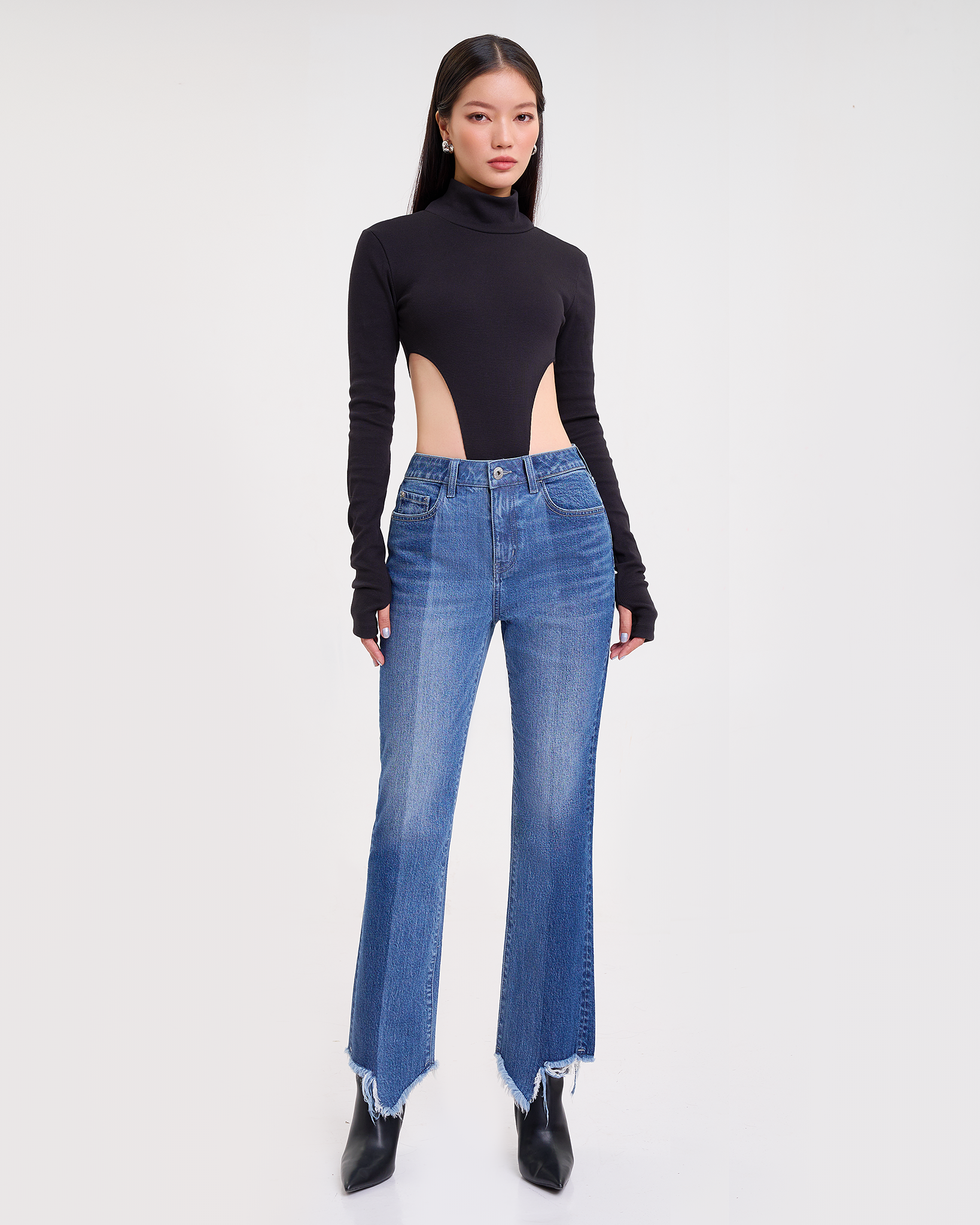 Quần Jeans Nữ Dáng Loe Cắt Lai Cách Điệu. Stylized Raw Hem Cut Flared Fit Jeans - 122WD2084F2