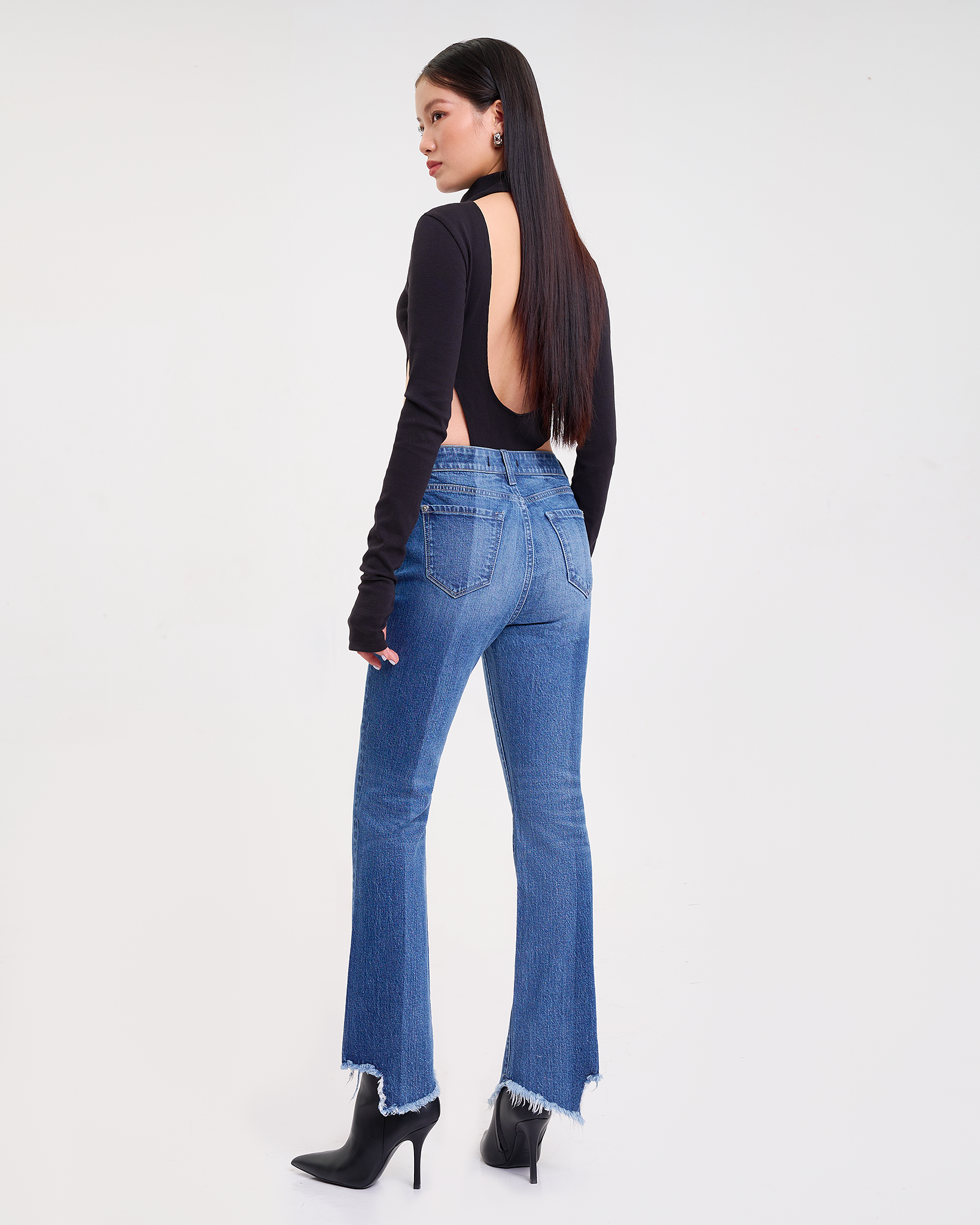Quần Jeans Nữ Dáng Loe Cắt Lai Cách Điệu. Stylized Raw Hem Cut Flared Fit Jeans - 122WD2084F2
